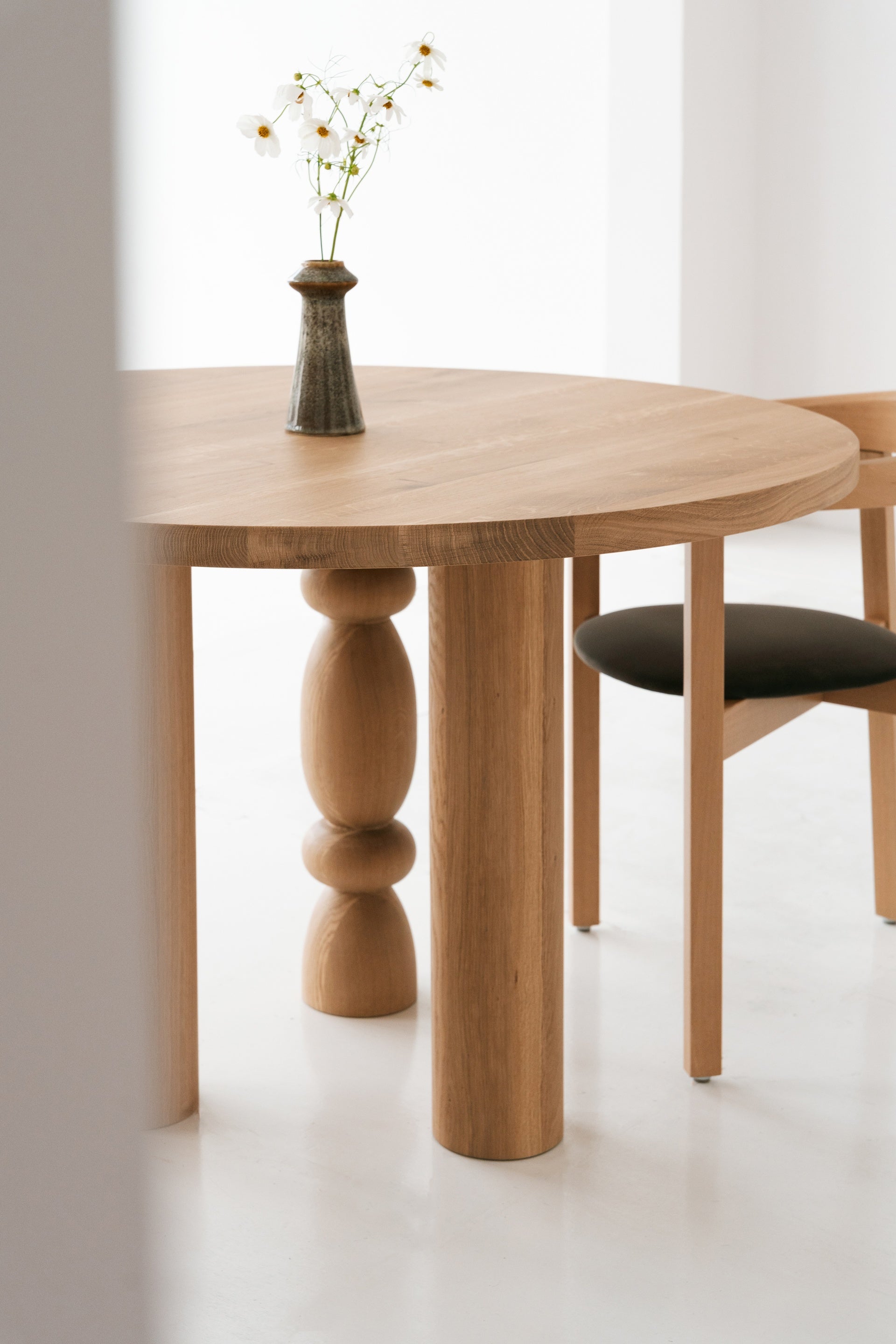 Ronde tafel CIRI van eikenhout