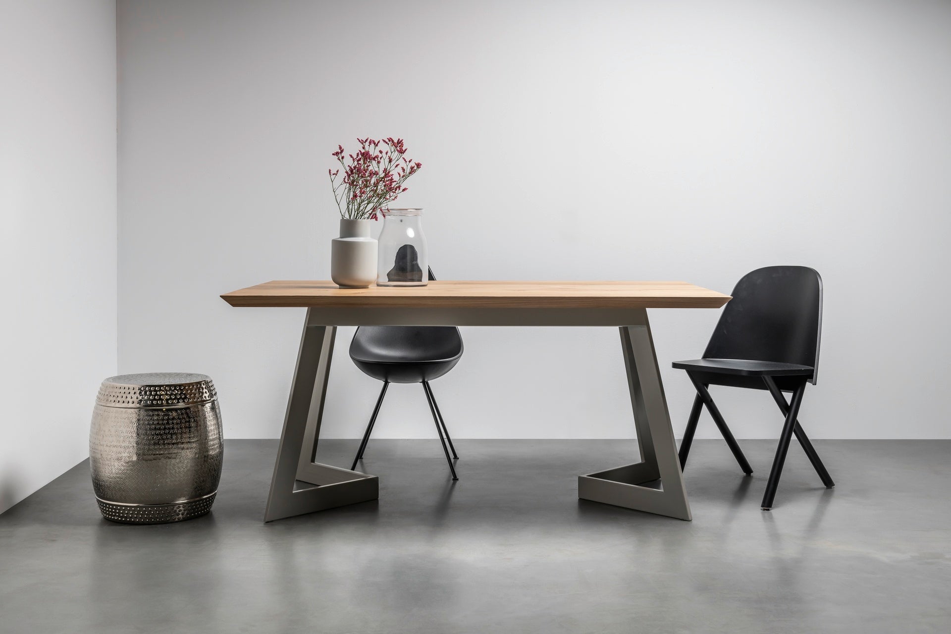Eettafel ANTONIO met een eiken blad en een stalen basis