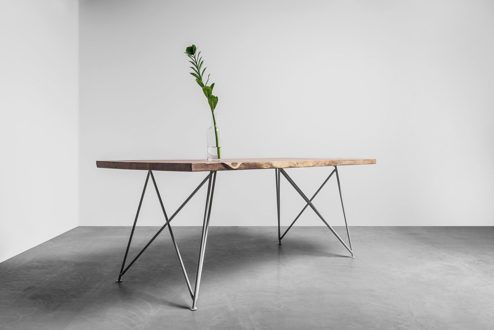 Tafel CLAIRE geborsteld eiken blad met stalen basis