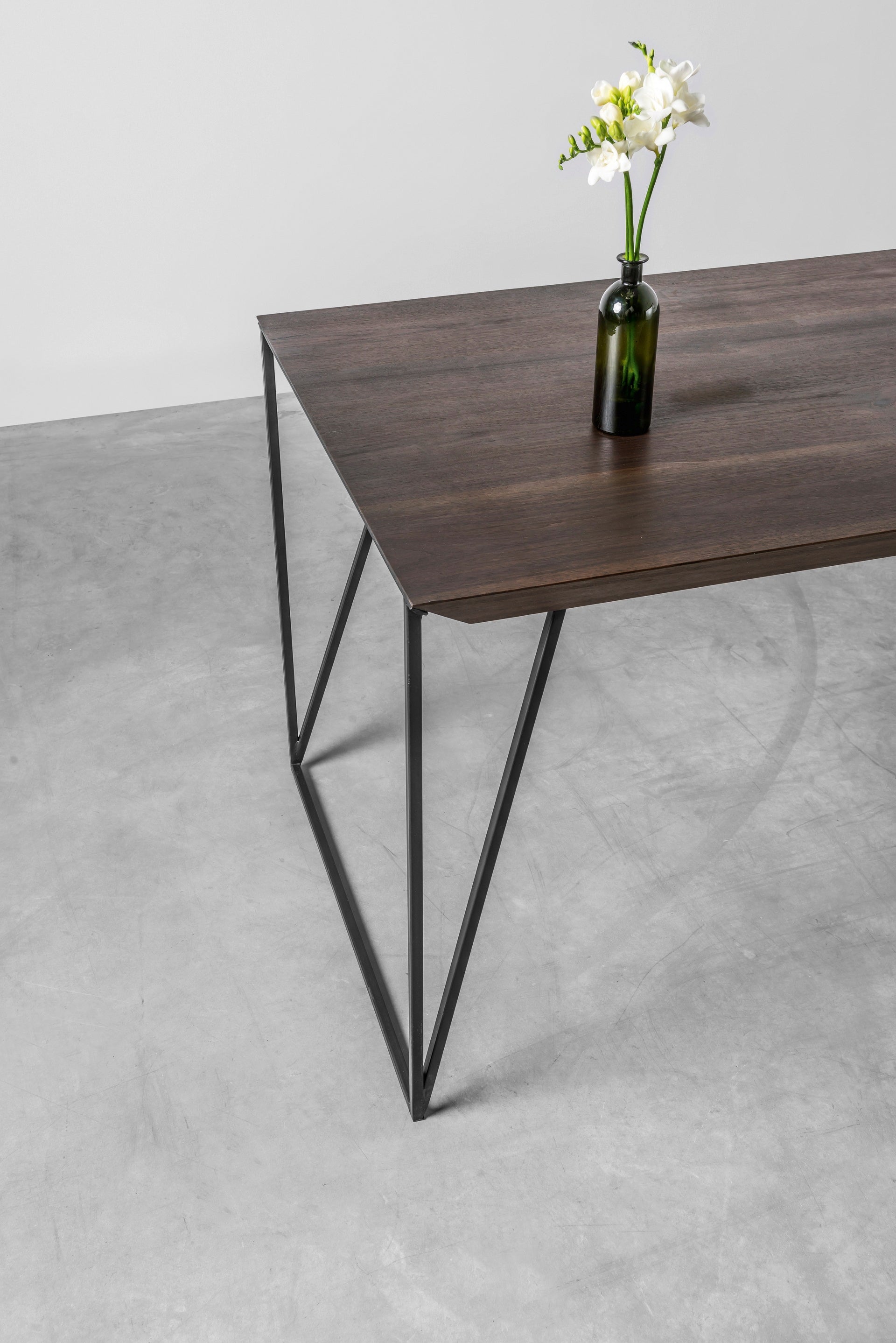 Tafel FRANCIS met notenhouten blad en zwarte stalen basis
