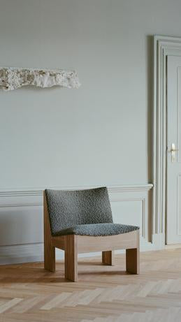 Tenon gestoffeerde fauteuil met eikenhouten basis