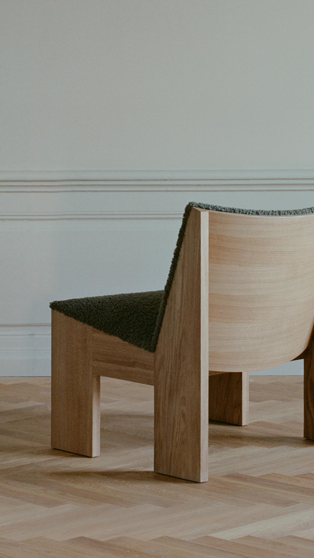 Tenon gestoffeerde fauteuil met eikenhouten basis