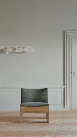 Tenon gestoffeerde fauteuil met eikenhouten basis