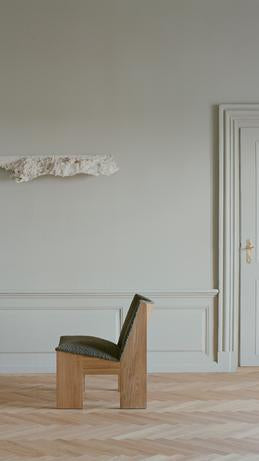 Tenon gestoffeerde fauteuil met eikenhouten basis