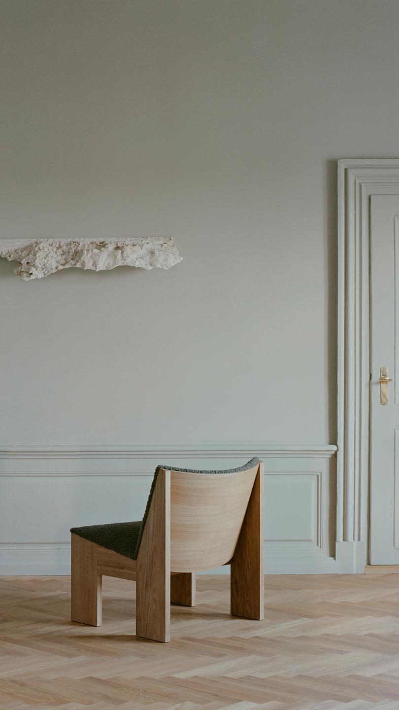 Tenon gestoffeerde fauteuil met eikenhouten basis