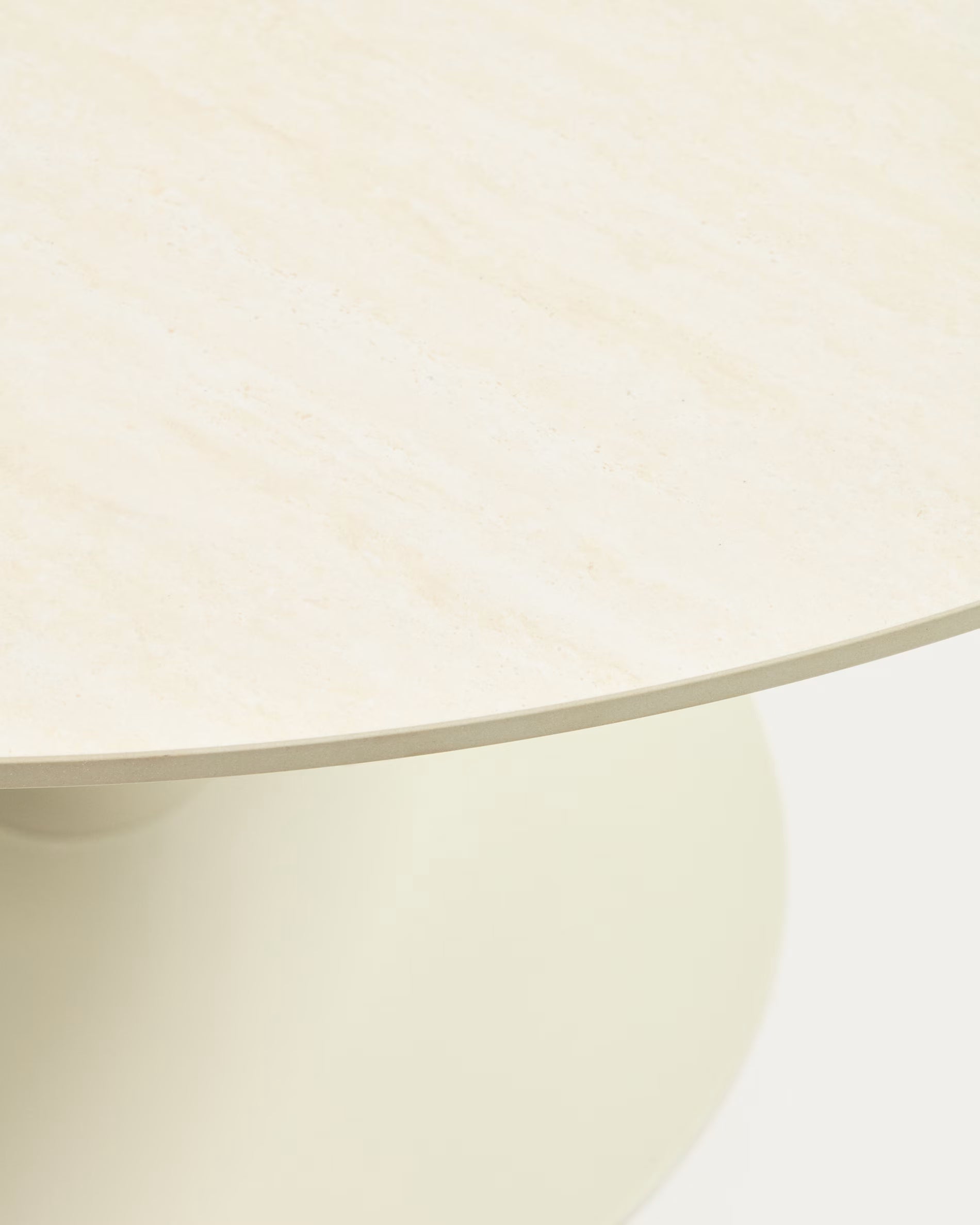 Stół okrągły VEDIRA kremowy z ceramicznym blatem do jadalni – Kave Home