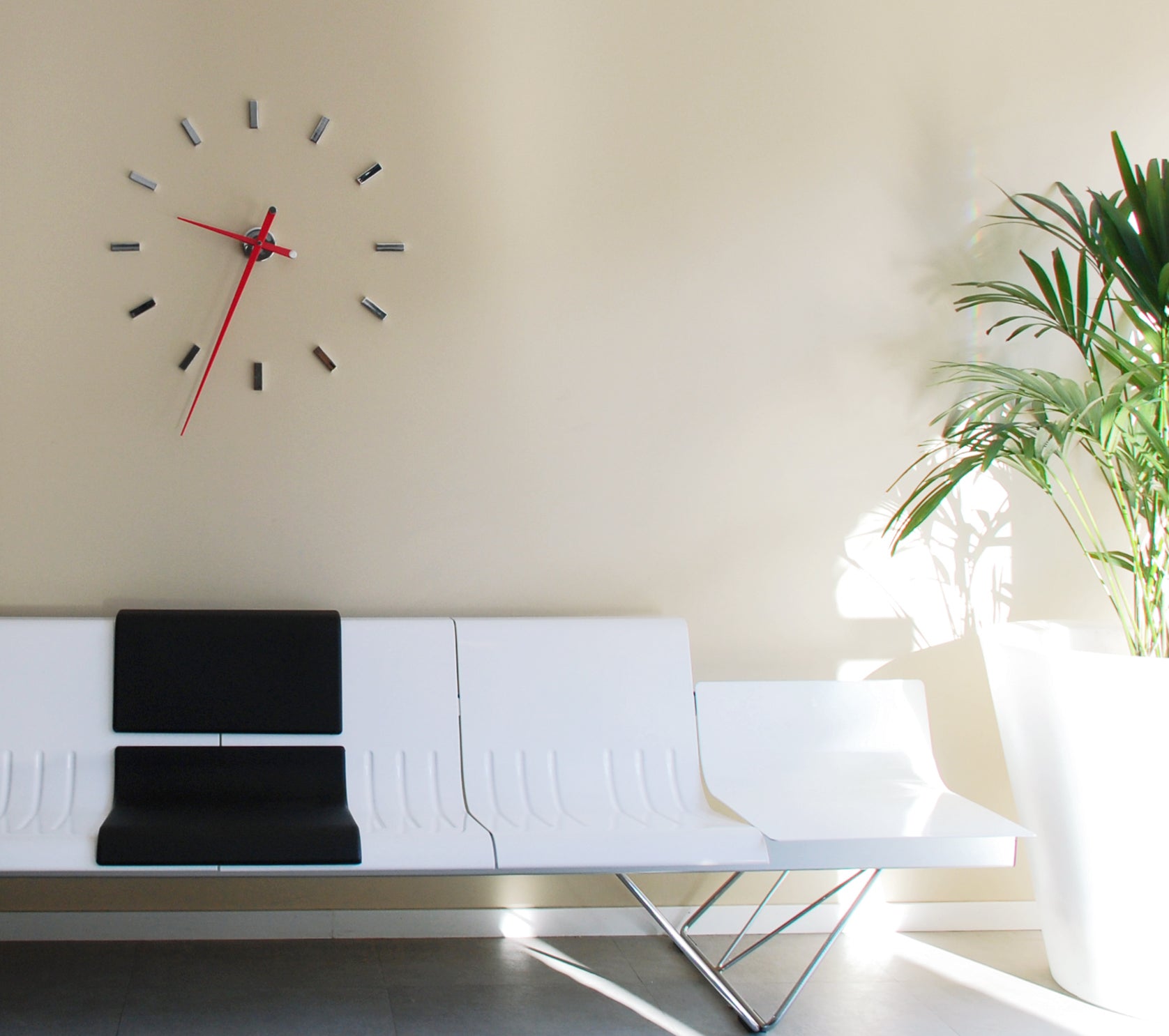 Wandklok TACON verchroomd met wit