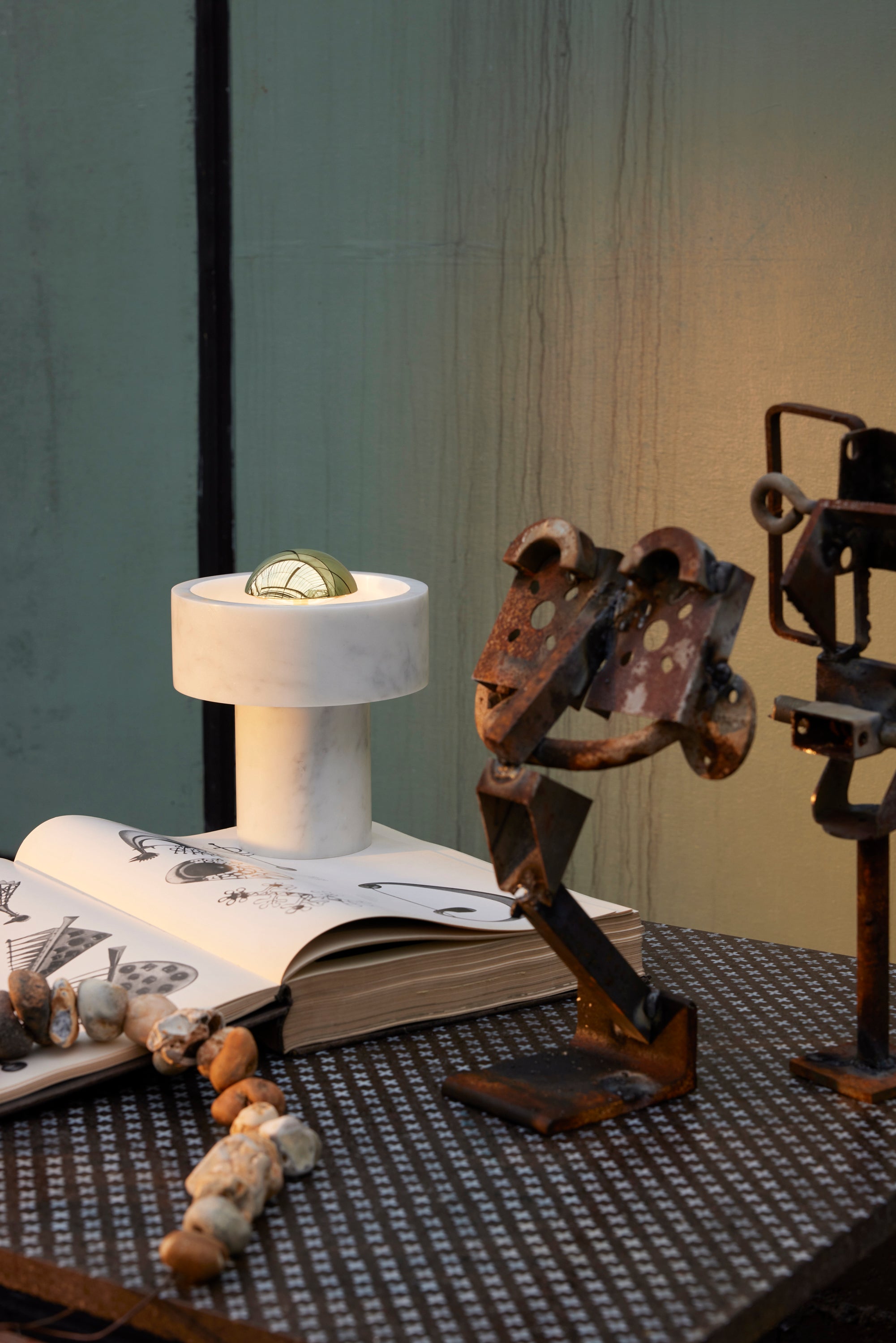 Draagbare lamp STONE van marmer met gouden afwerking