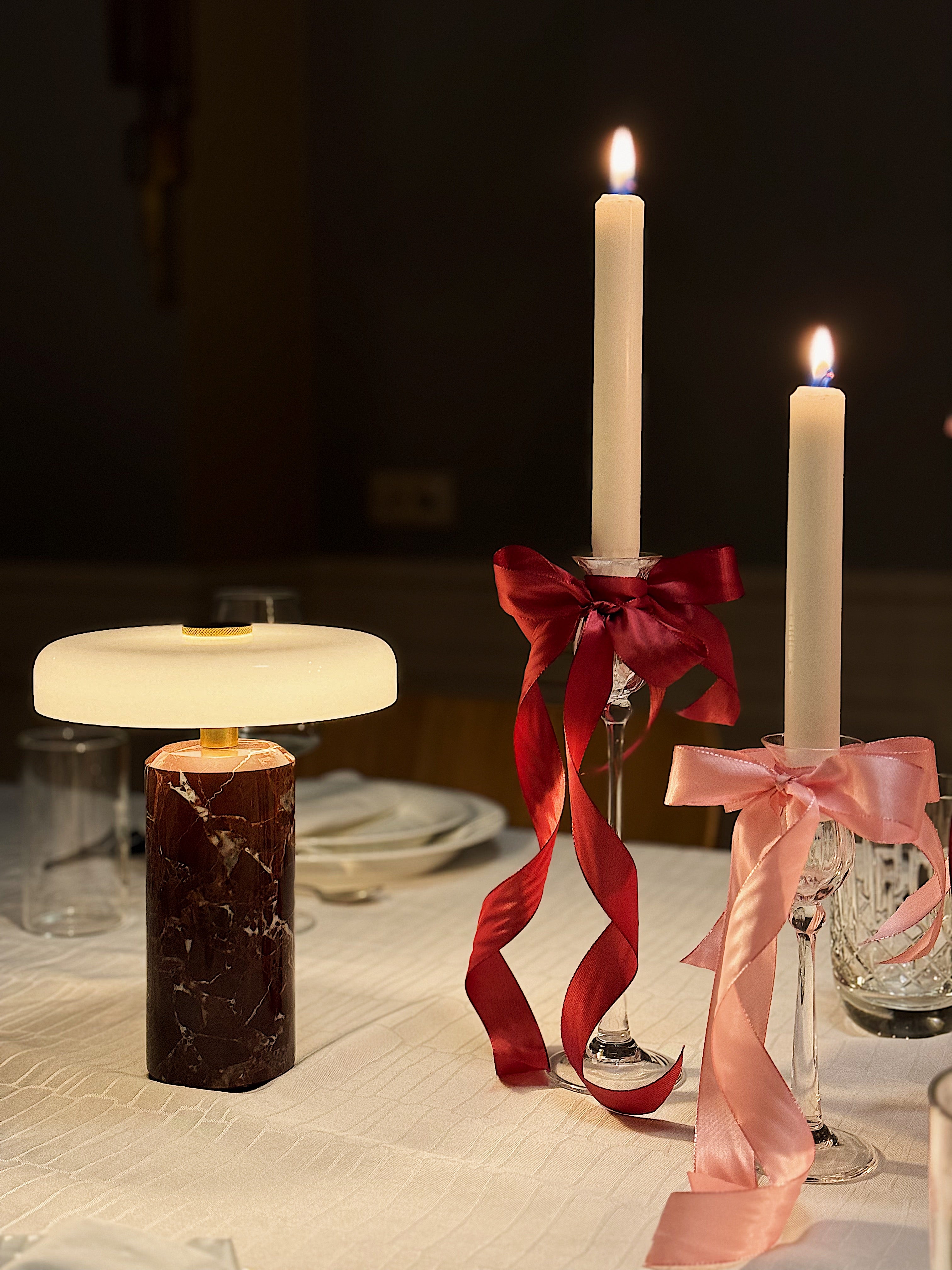 Draagbare lamp TRIP bordeaux marmer met melkachtig wit glas