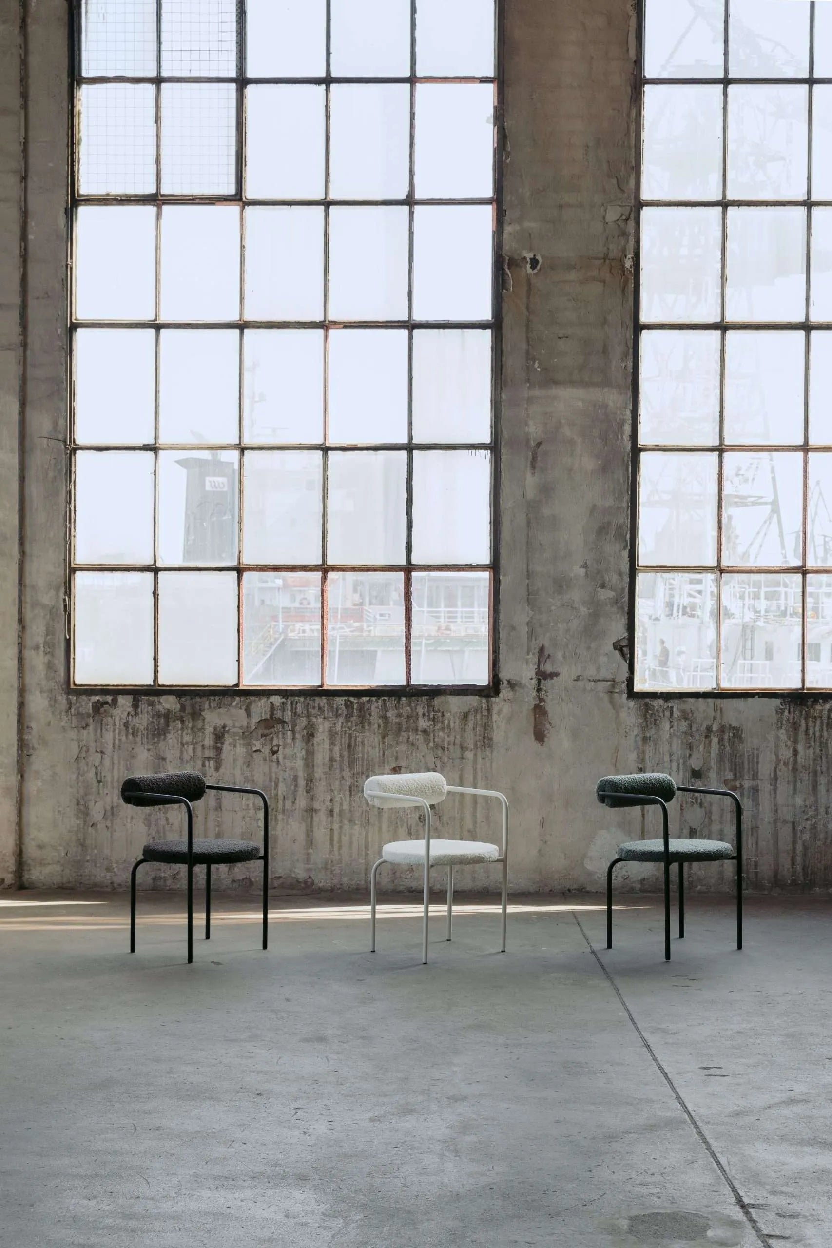 SAGE fauteuil met armleuningen, gestoffeerd met metalen basis