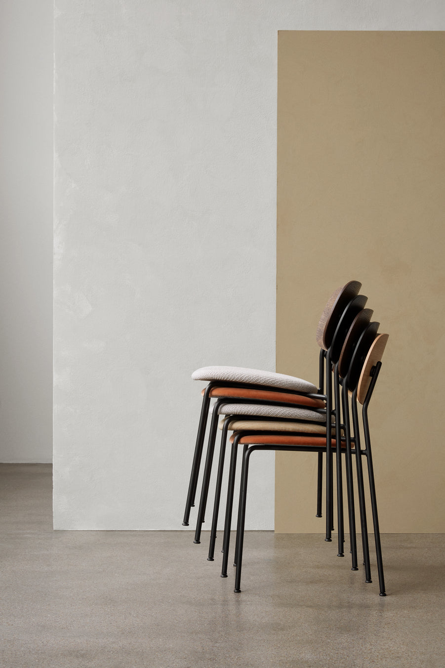 Krzesło CO czarny fornir dębowy z czarną podstawą