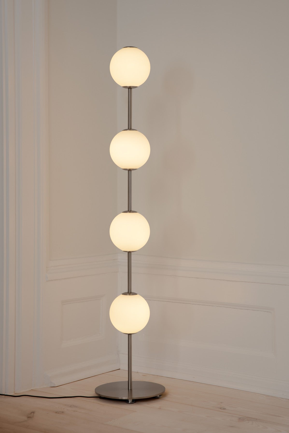 AUDREY floor lamp in white with silver accent