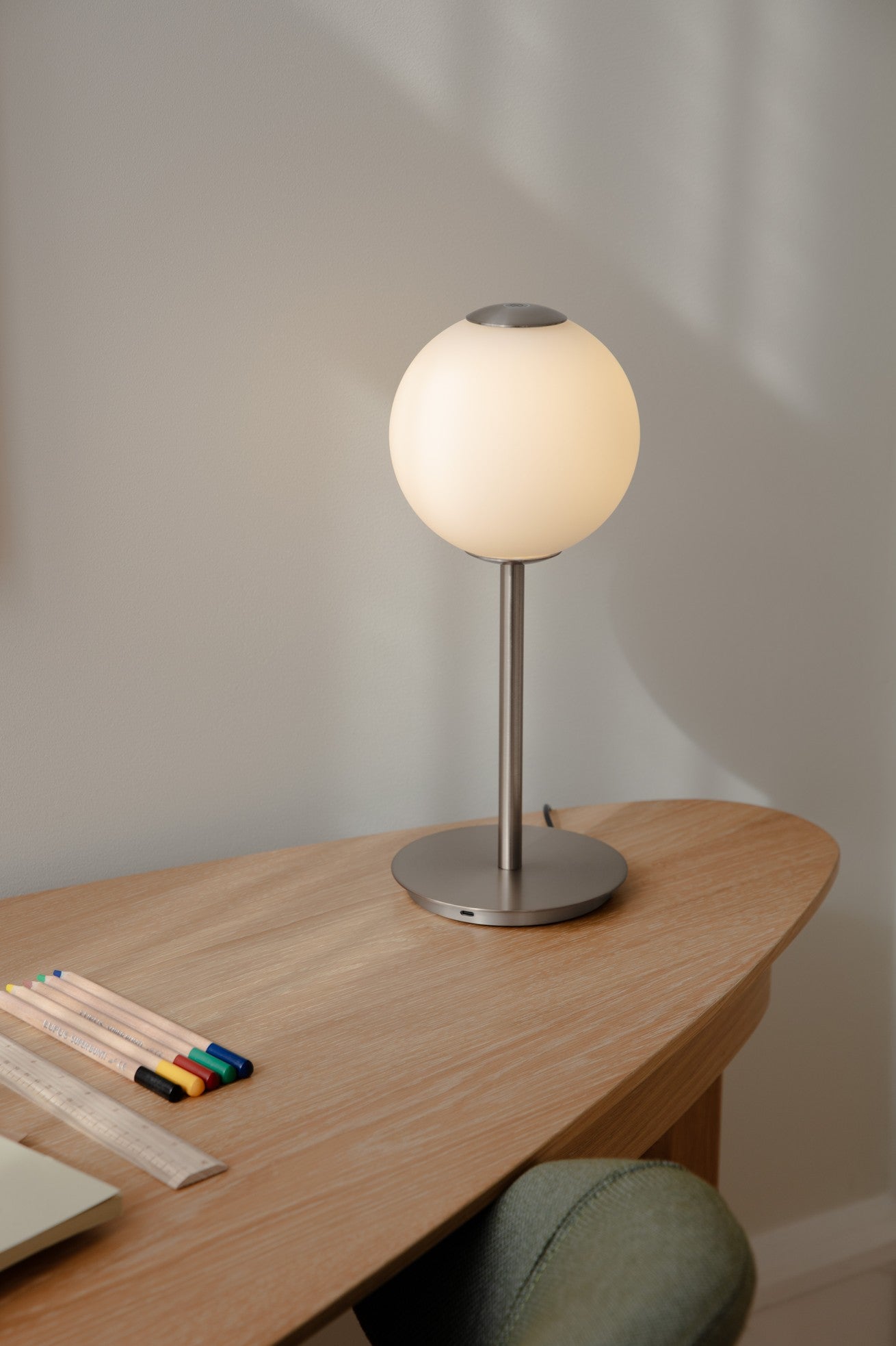 AUDREY table lamp in white with silver insert