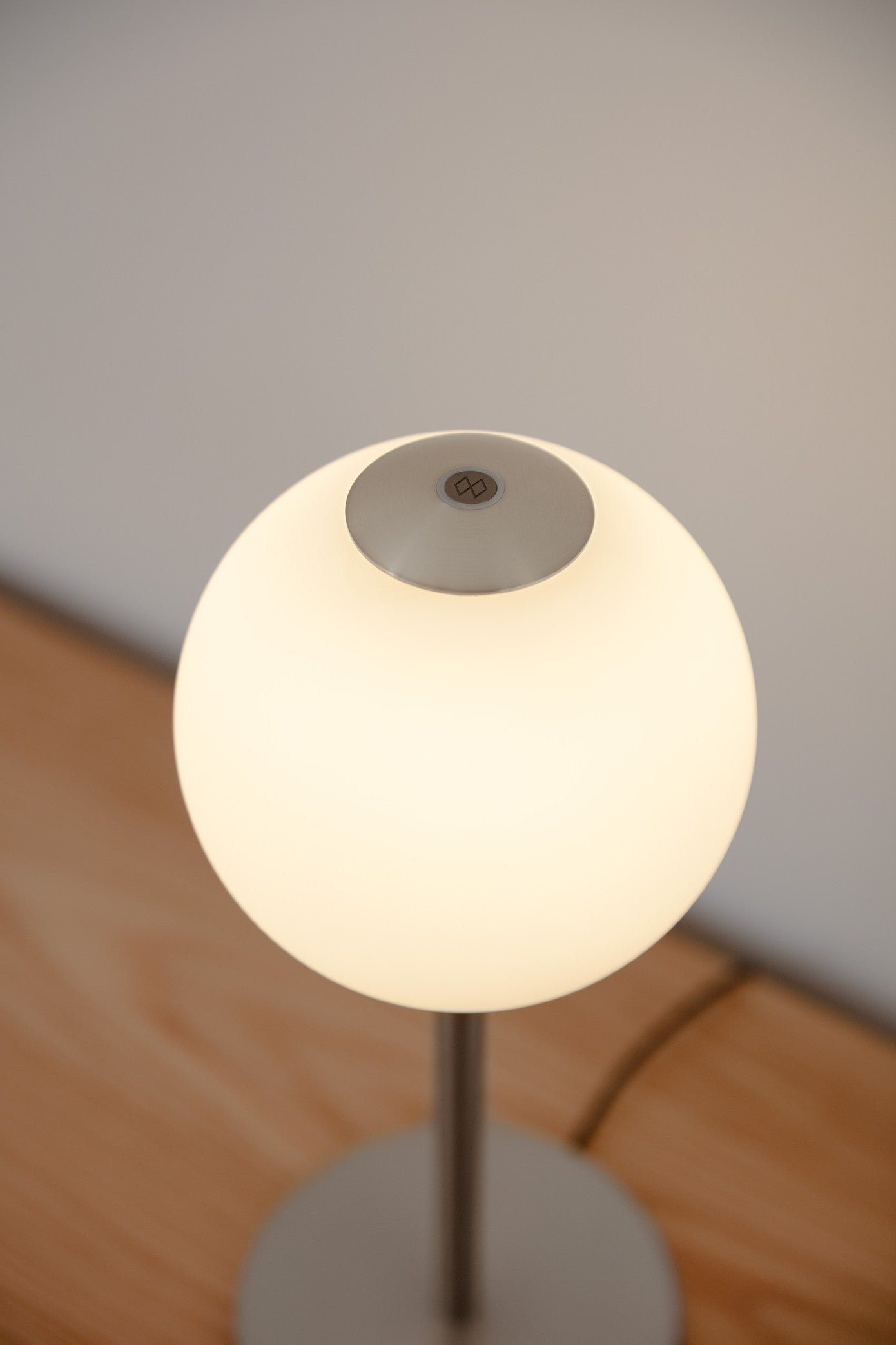 AUDREY table lamp in white with silver insert