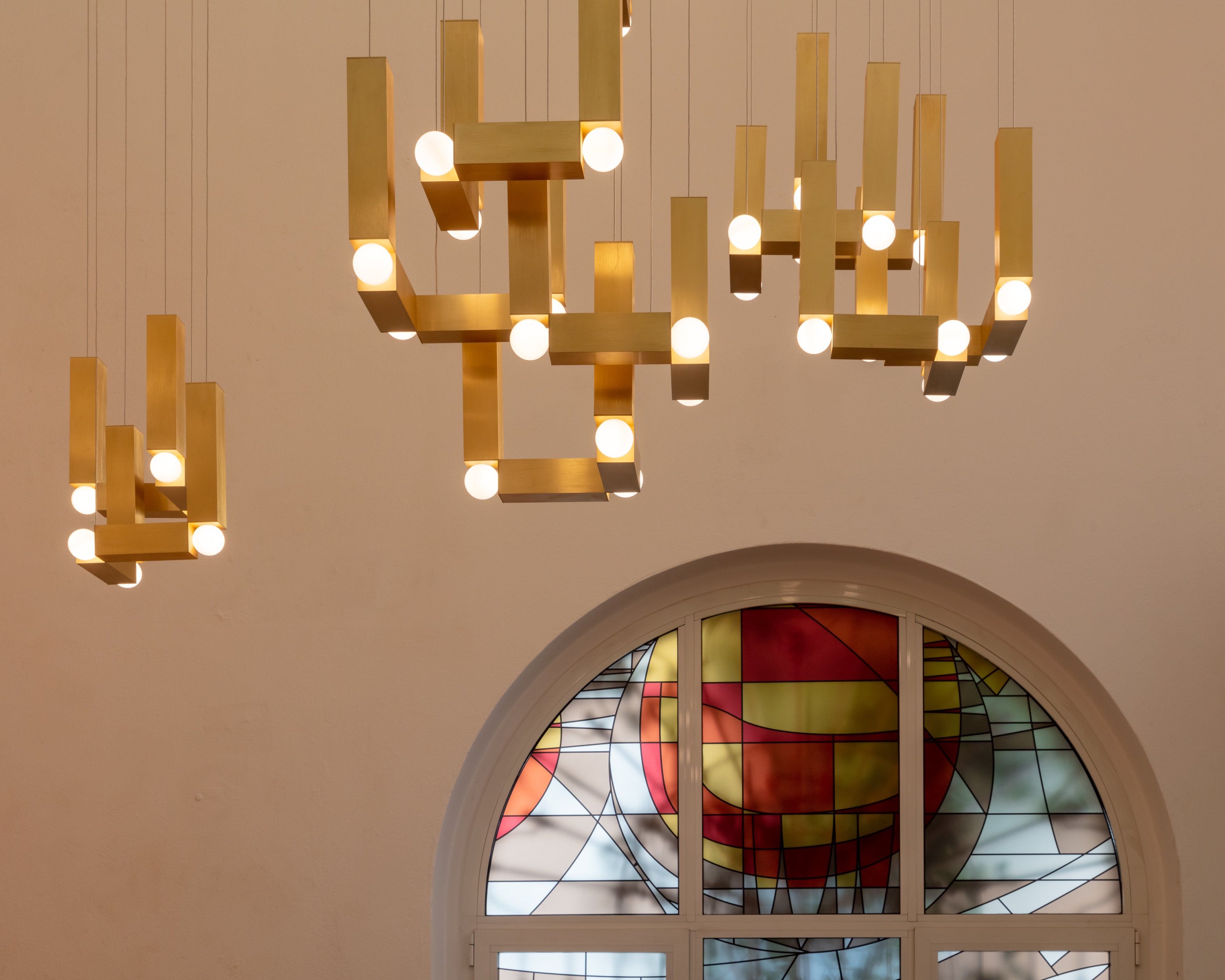 Hanglamp VESPER DUO met opaalvormige kap en gouden afwerking
