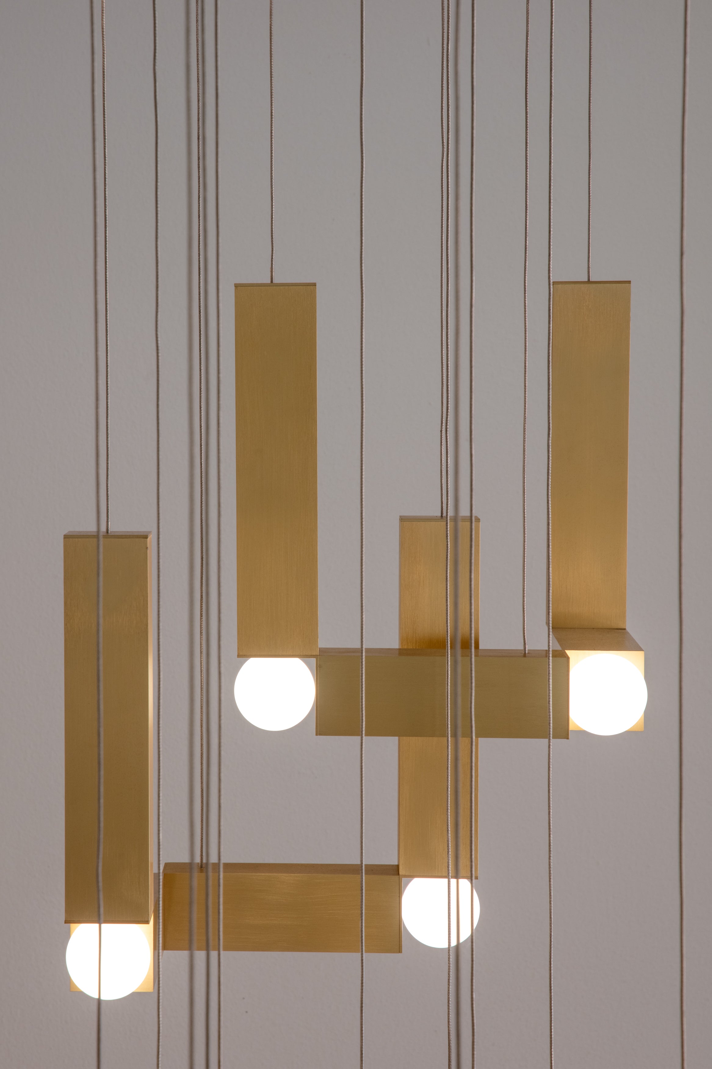 Hanglamp VESPER DUO met opaalvormige kap en gouden afwerking