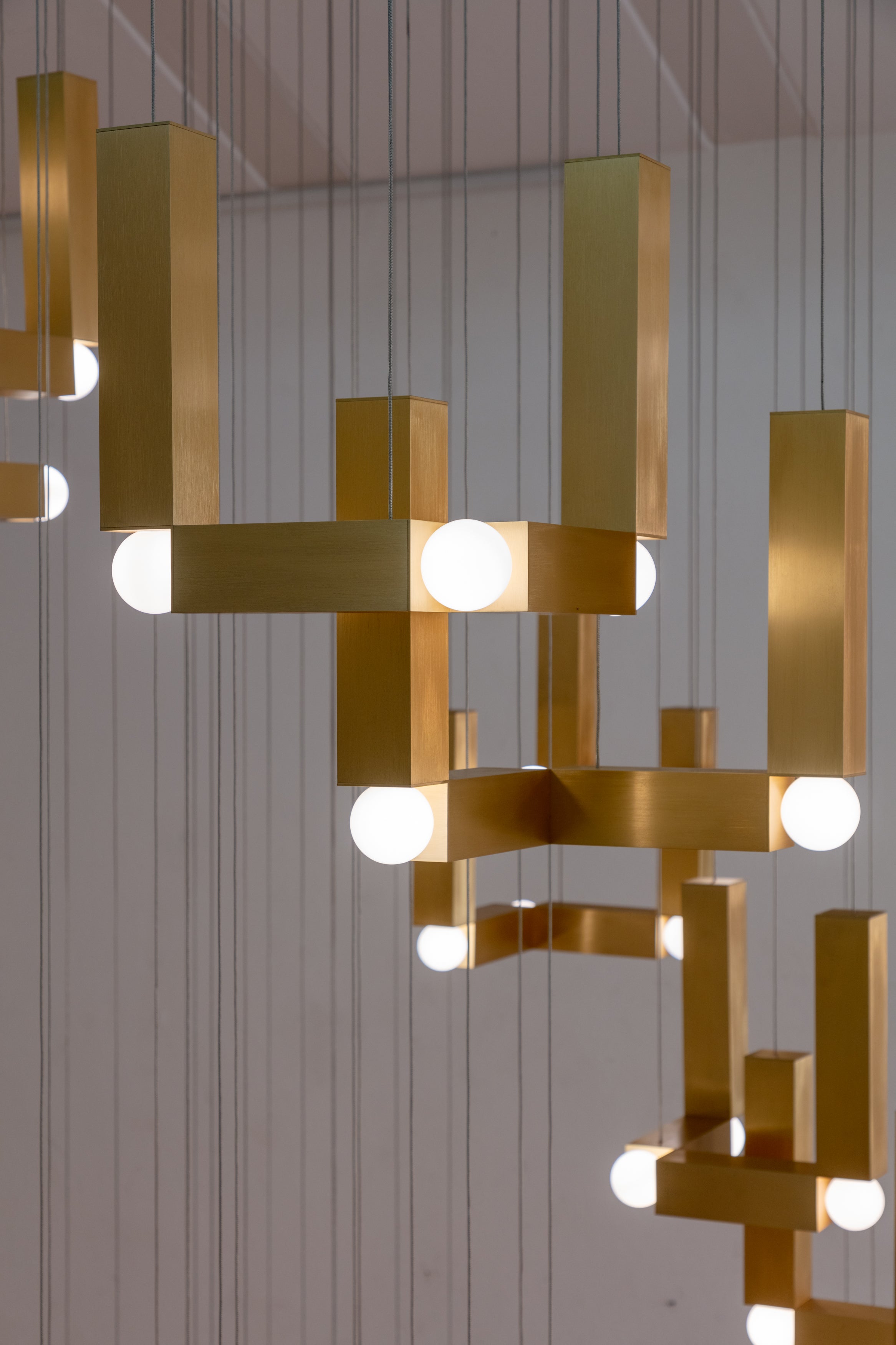Hanglamp VESPER DUO met opaalvormige kap en gouden afwerking