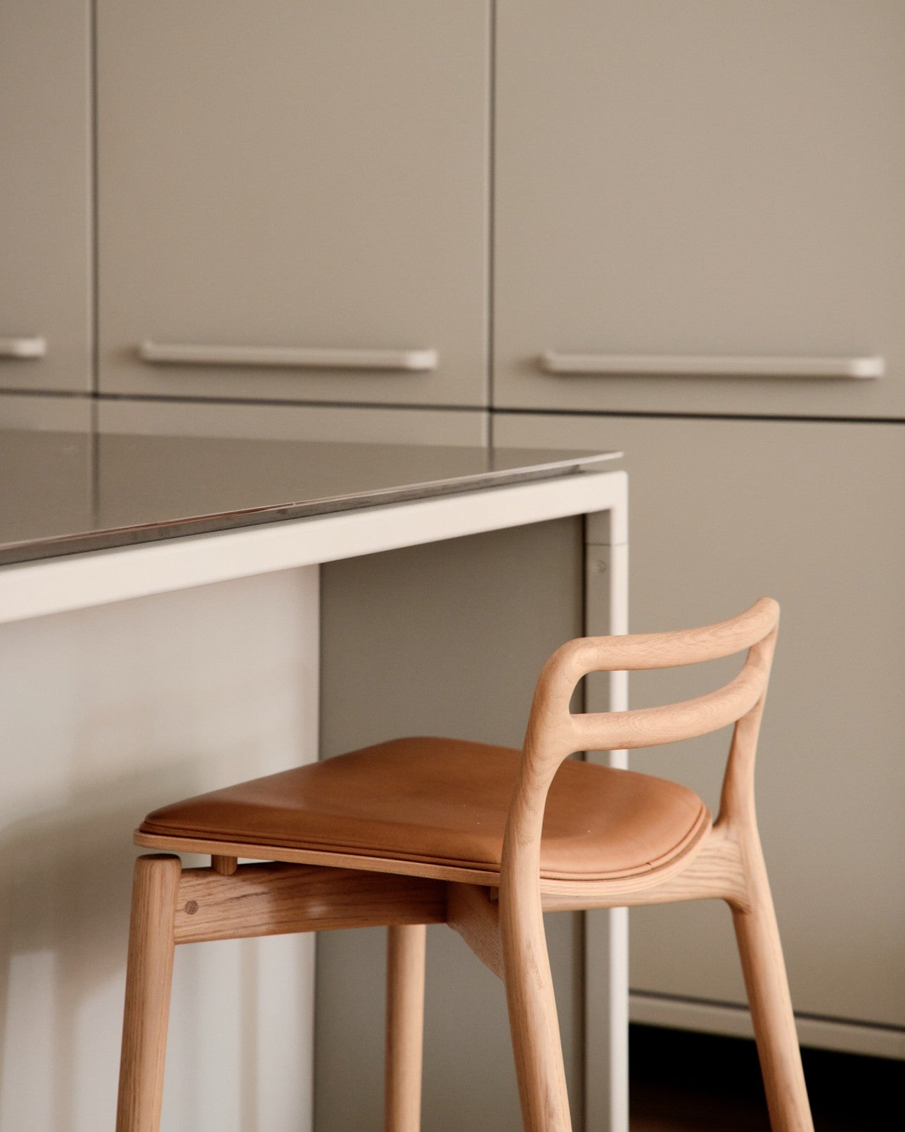 Hocker CABIN karamelkleurig leer met lichte eiken basis
