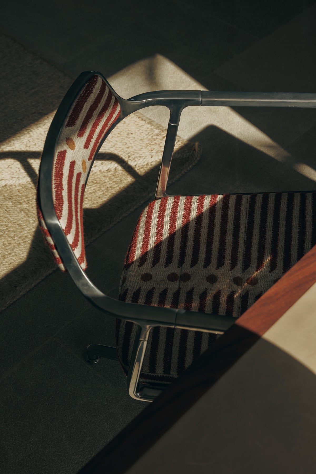 Bureau stoel 452 – MALLORCA beige en rood met metalen basis