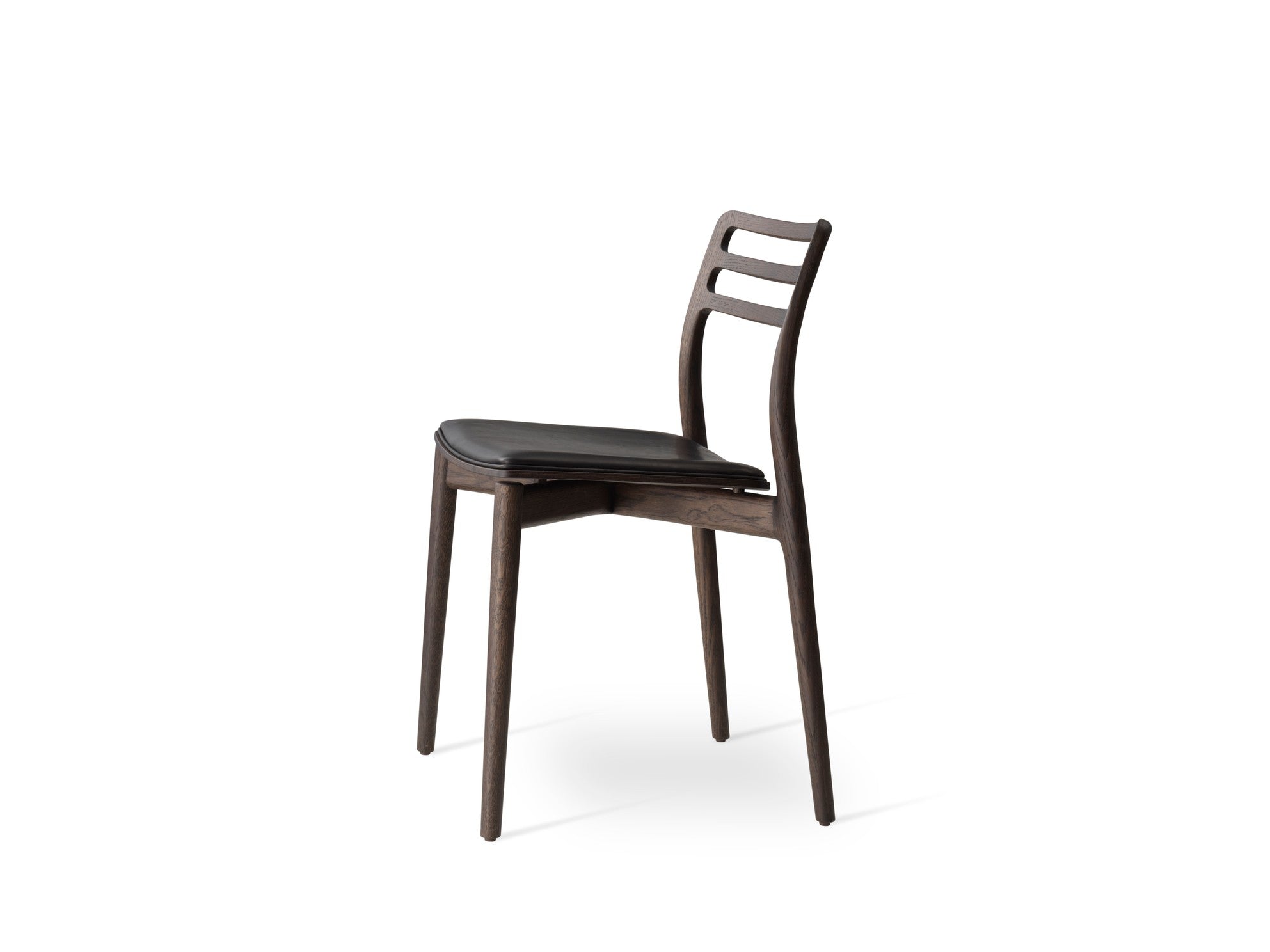Stoel CABIN zwart leer met een donkere eiken basis