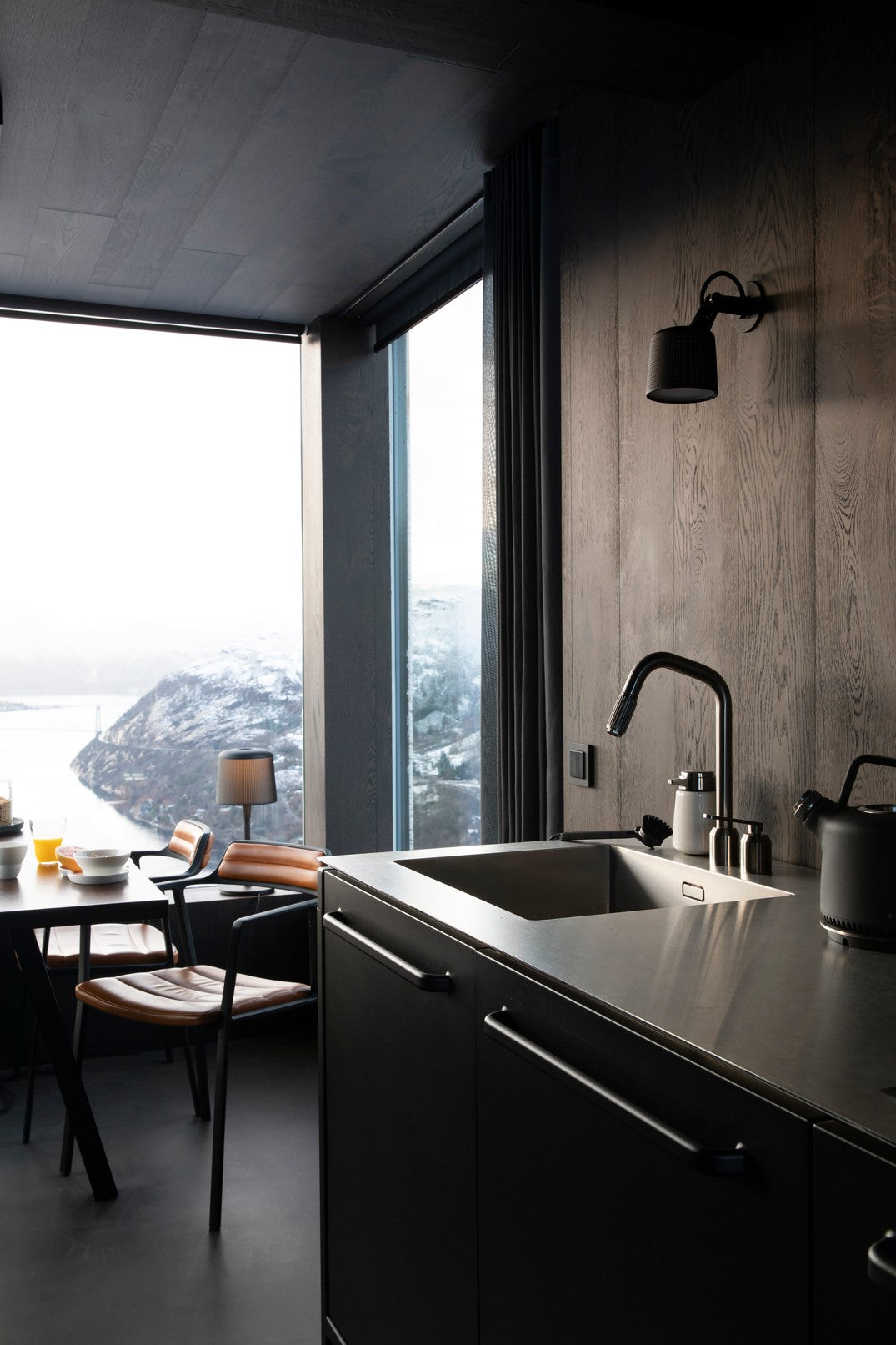 Stoel 451 karamel leer met metalen basis