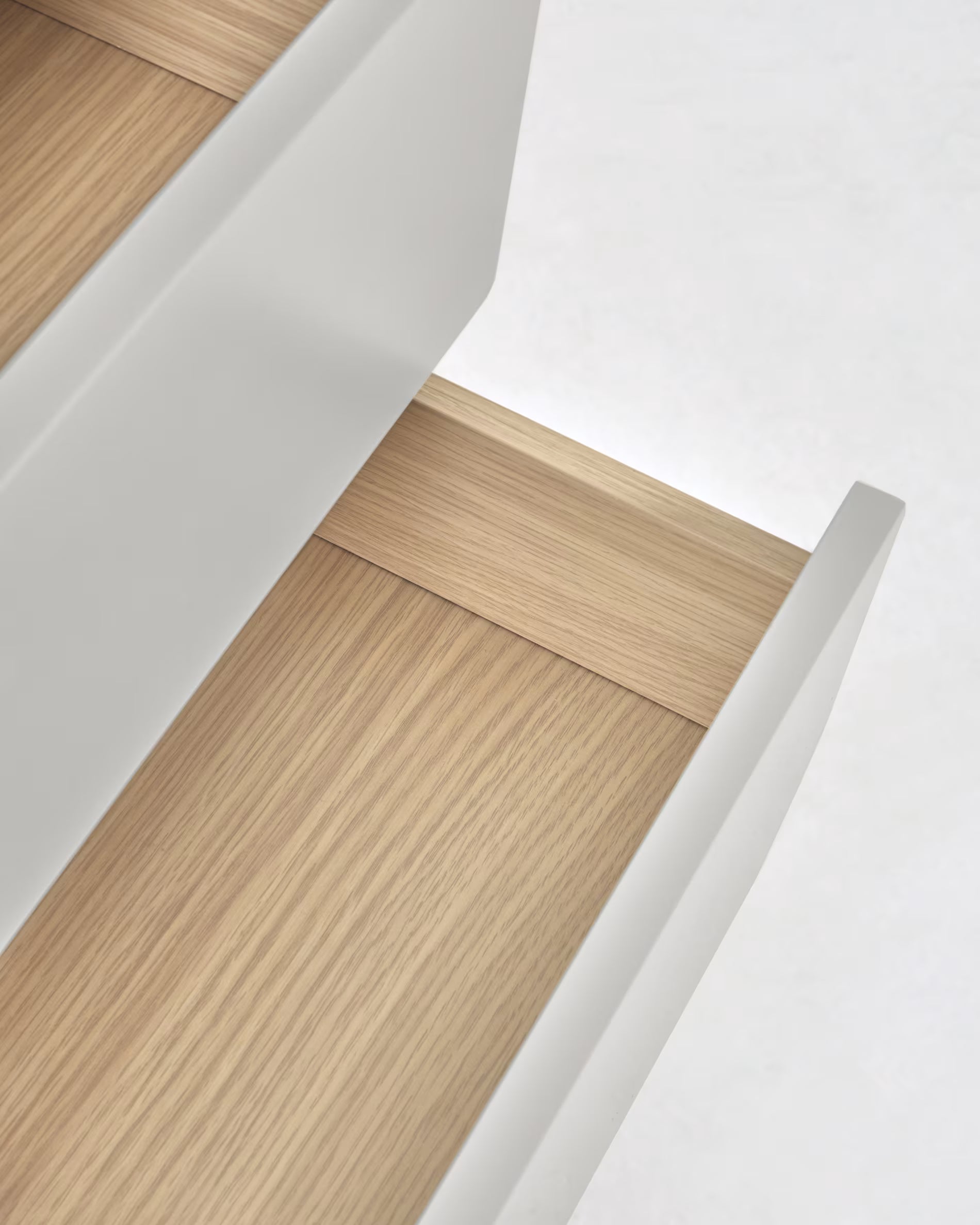 Ladekast ANIELLE lichtgrijs met hout