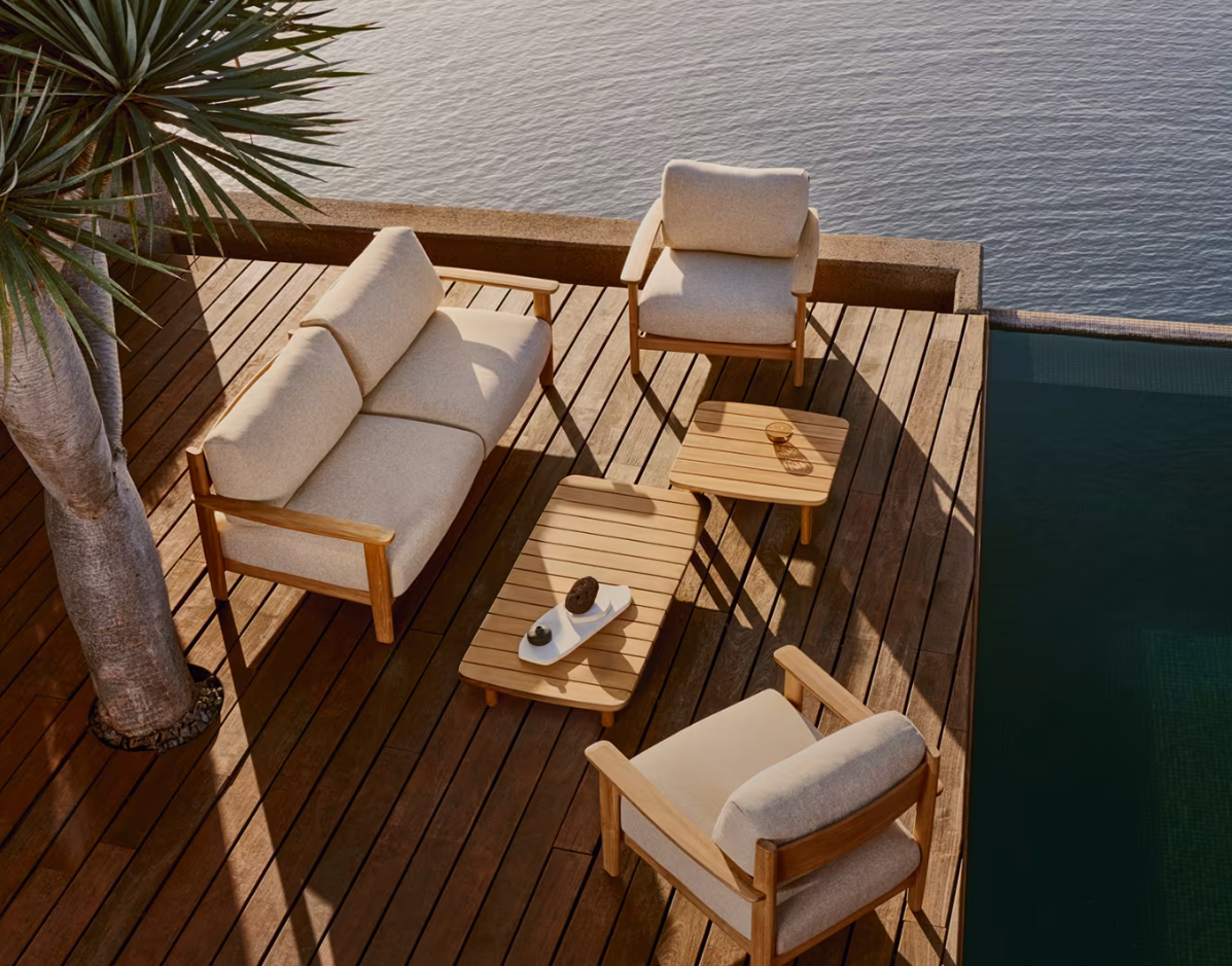 Tirant Beige Sessel mit einer Holzbasis