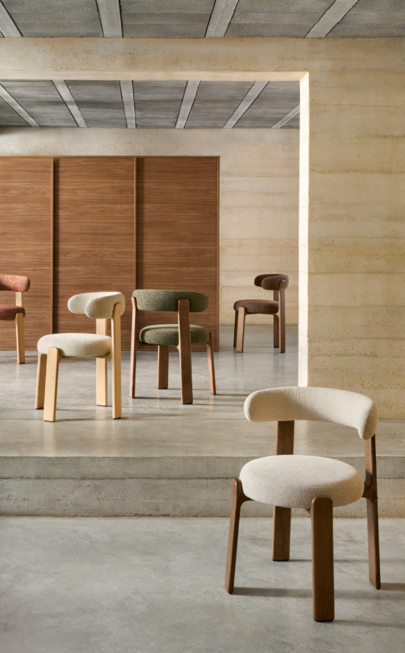 Stoel GRANITE bruin chenille met een donkere essen basis