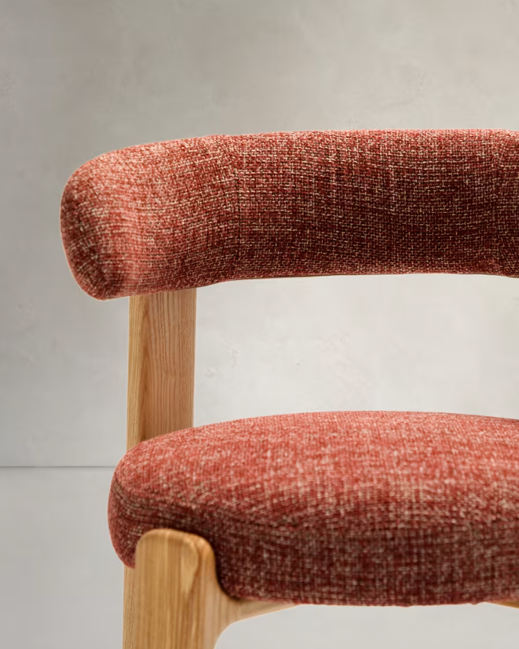 Stuhl GRANITE roter Chenille mit Eschenbasis