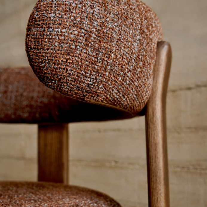 Stoel GRANITE bruin chenille met een donkere essen basis