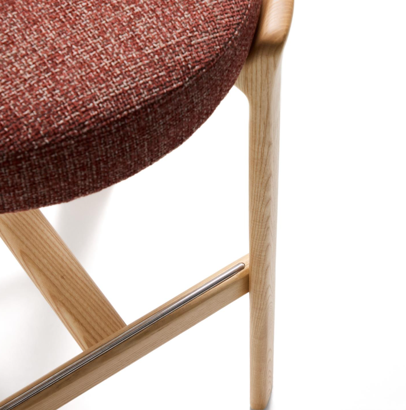 Hocker GRANITE rode chenille met een essen basis