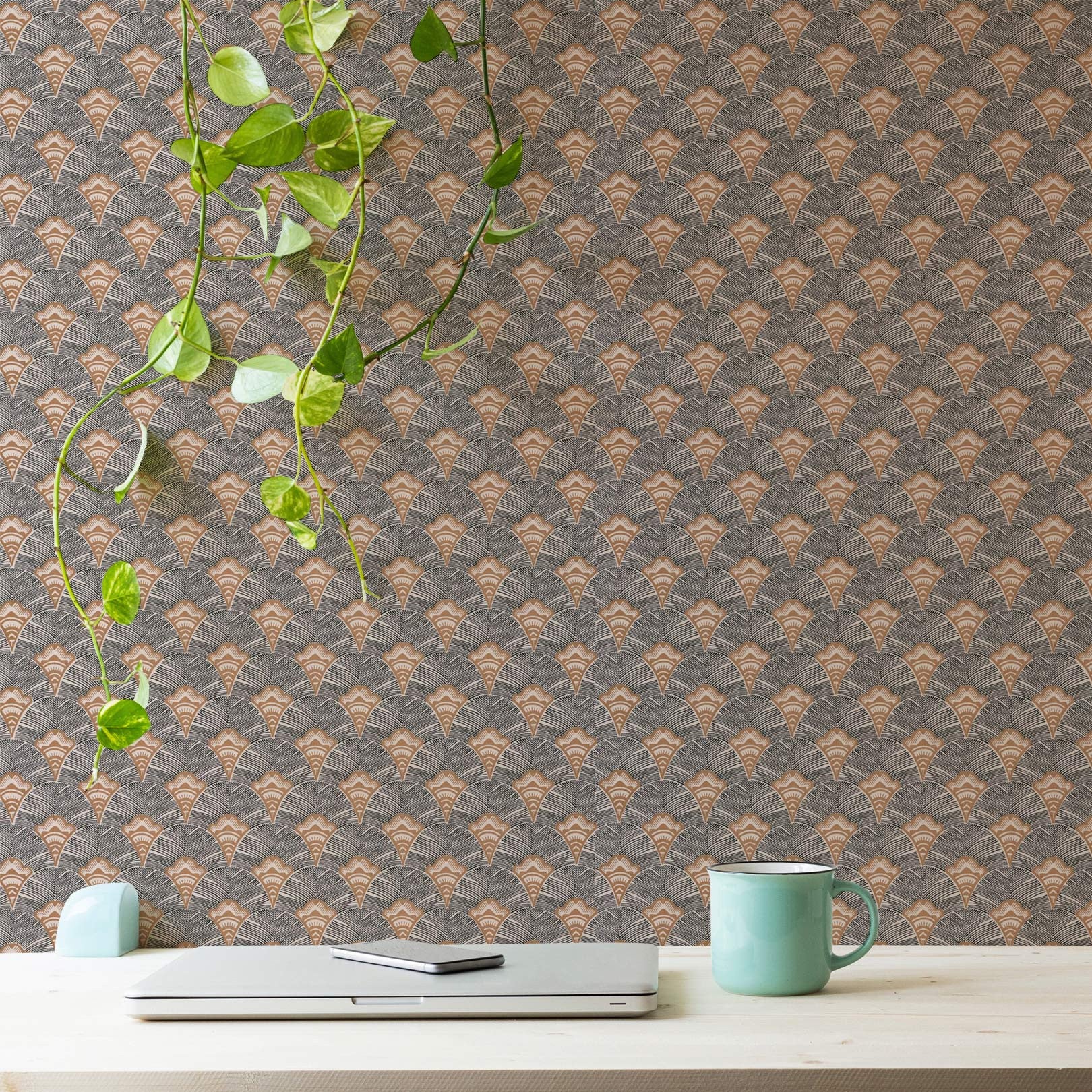 Structural wallpaper with an abstract fan pattern ADENIUM - MORDORE gray with gold