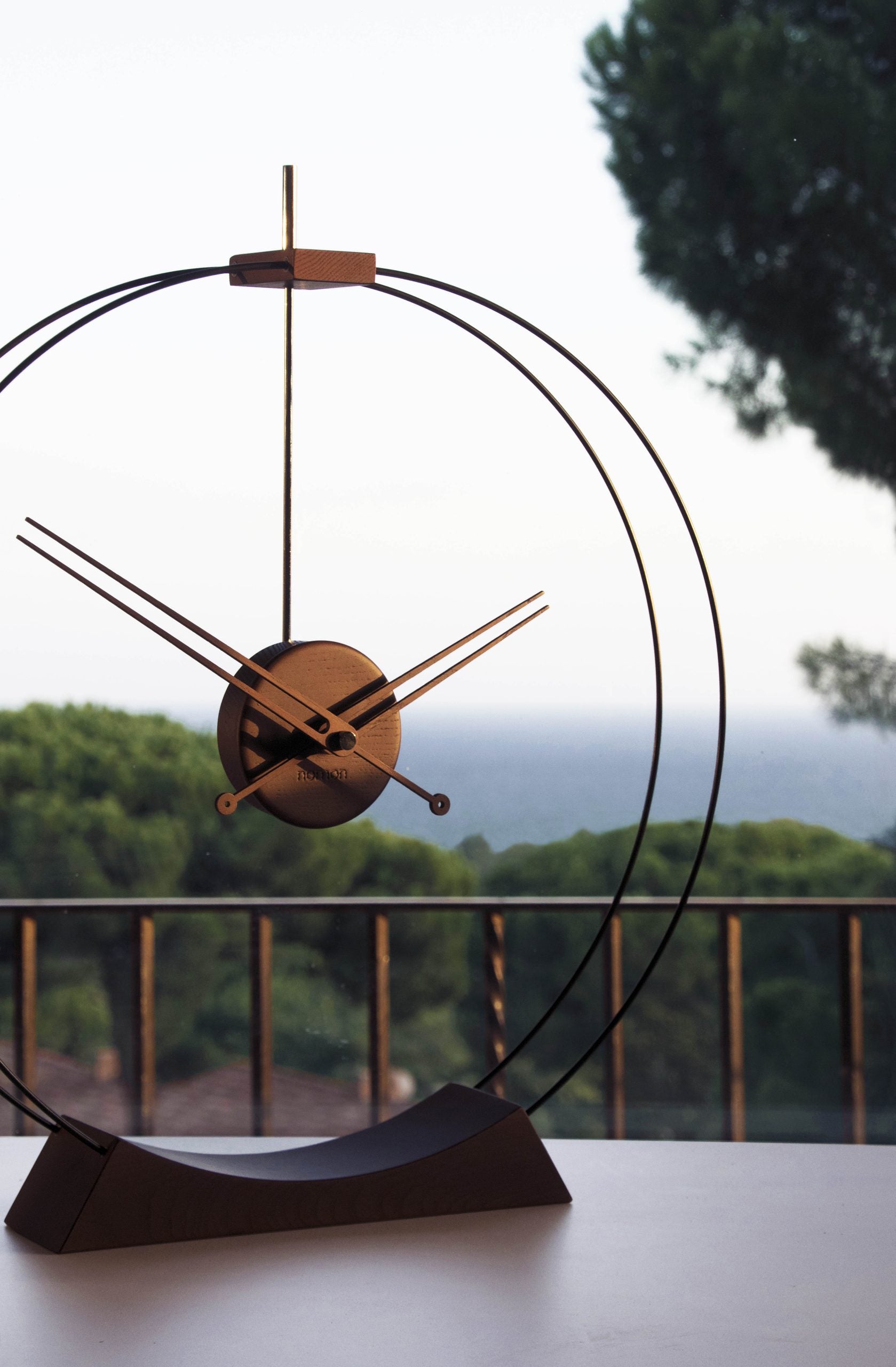 Tischuhr AIRE aus Eschenholz mit Schwarz