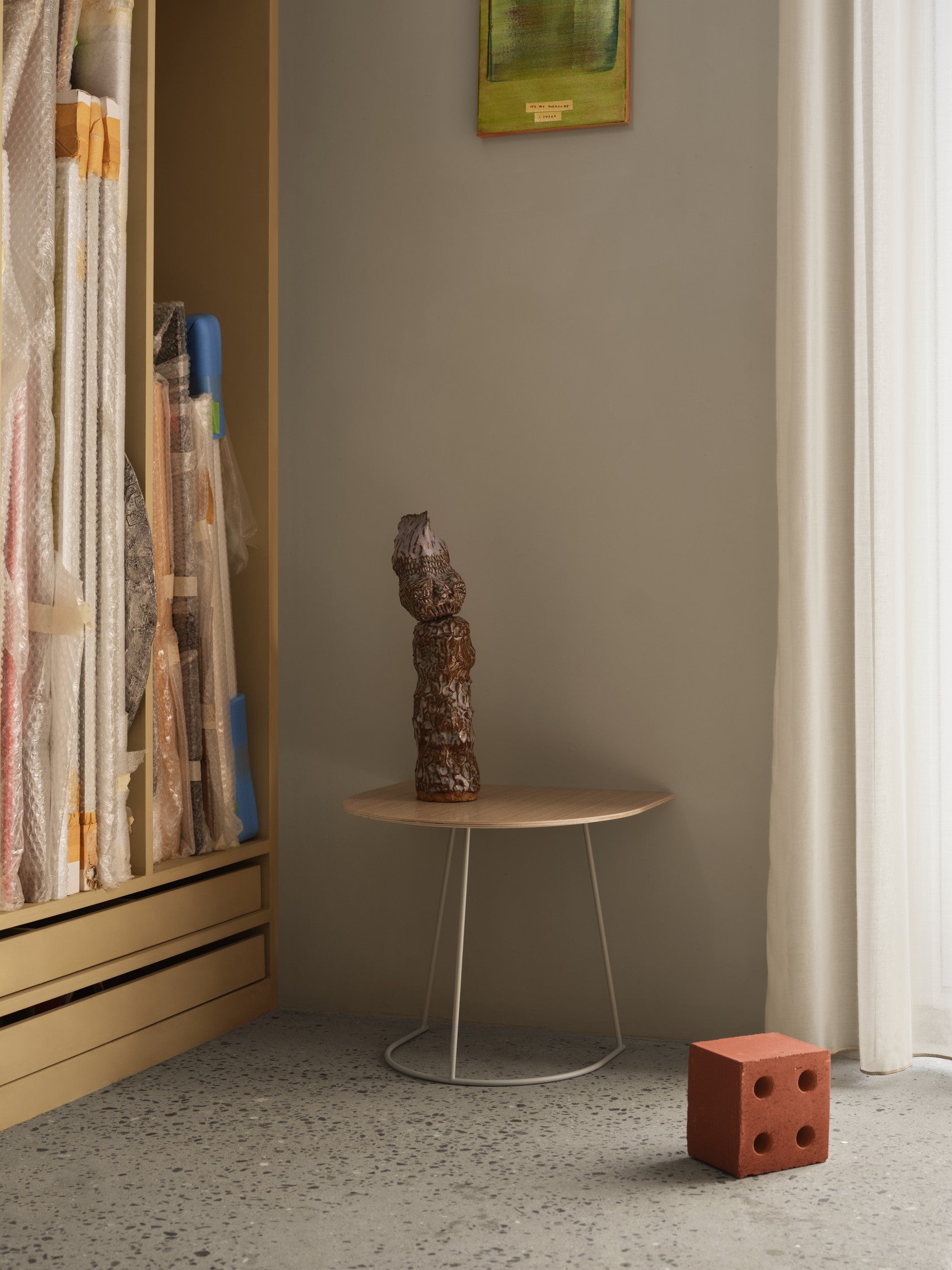 AIRY side table with oak veneer and broken white base