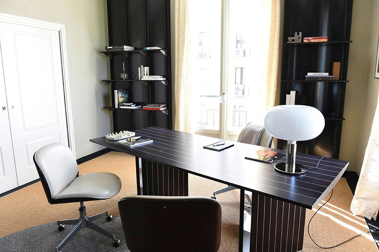 Tafellamp AM1N chroom met wit glas