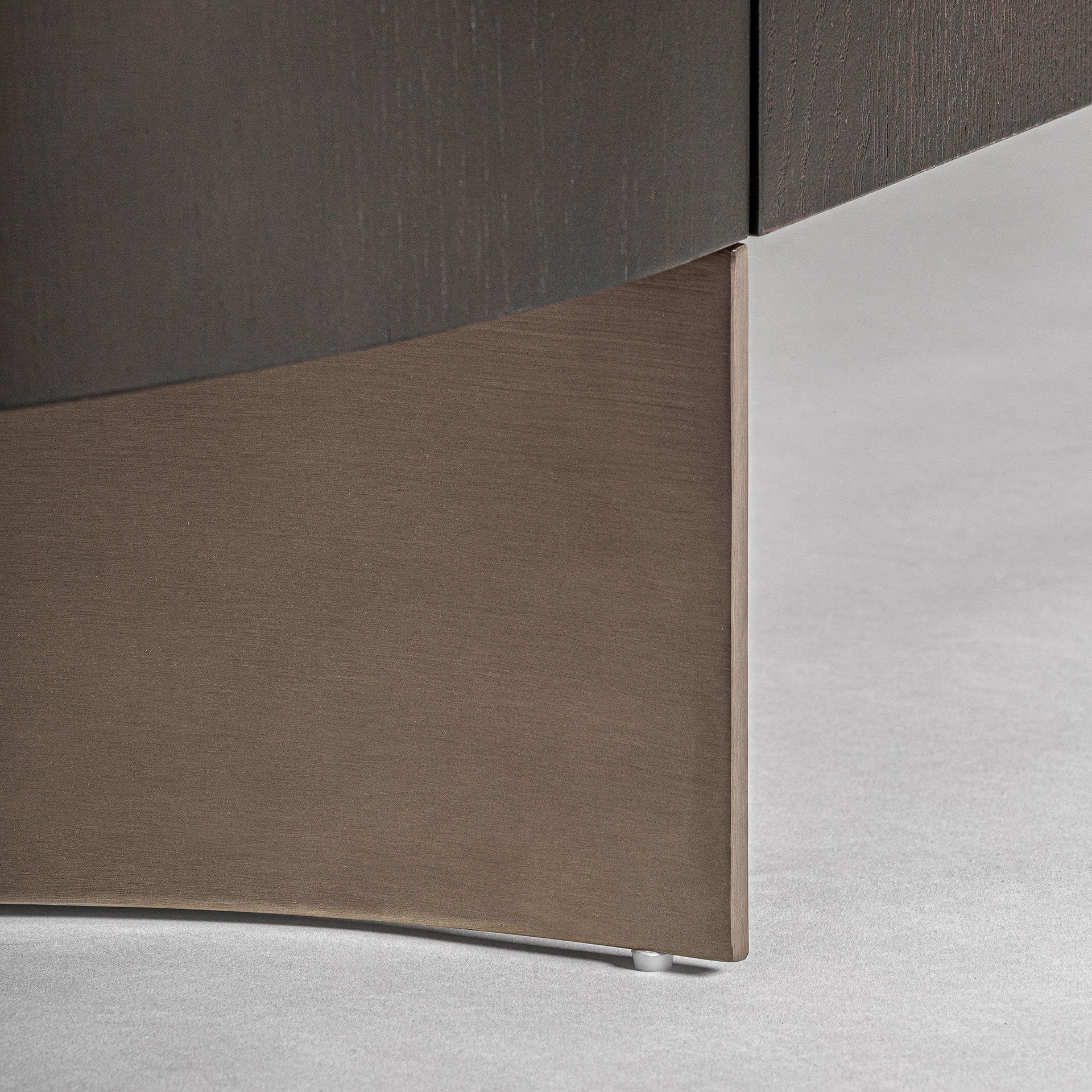 Kommode NEUVIC dunkles Eichenfurnier mit goldener Basis