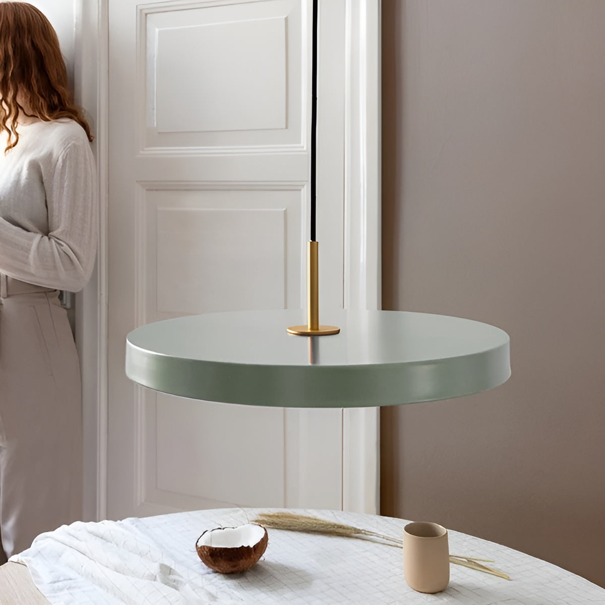 Hanglamp ASTERIA PLUS olijfgroen met gouden inzetstuk