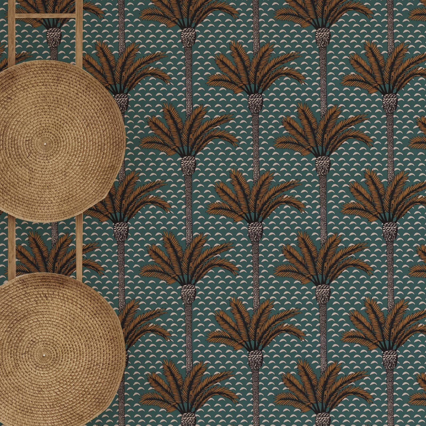 Structural wallpaper with a plant motif in palm trees ATLAS - VERT IMPERIAL green with gold