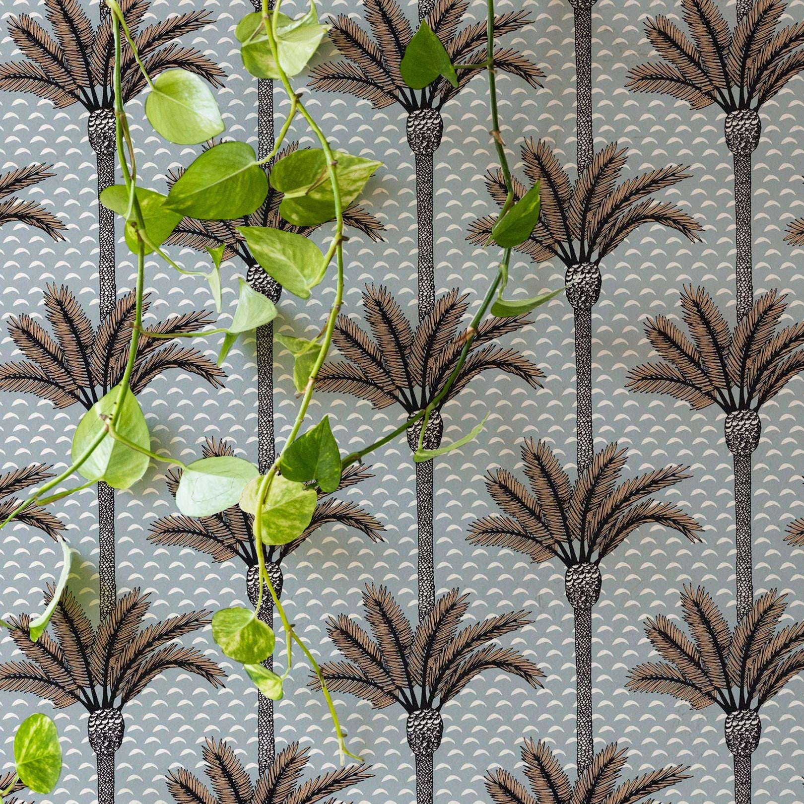 Structuurtapijt met plantenmotief in palmen ATLAS - PIERRE BLEUE lichtblauw met bruin