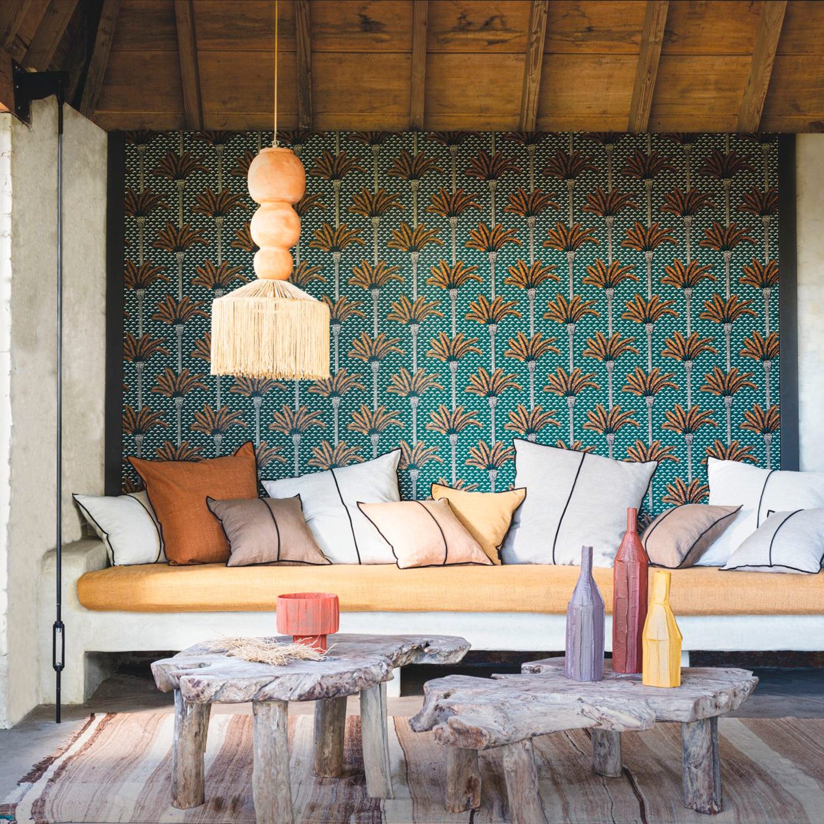 Strukturierte Tapete mit Pflanzenmotiv in Palmen ATLAS - VERT IMPERIAL grün mit goldenen Akzenten