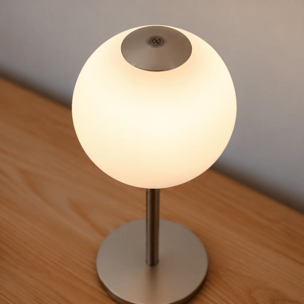Draagbare lamp AUDREY MOVE wit met een zilveren inzet