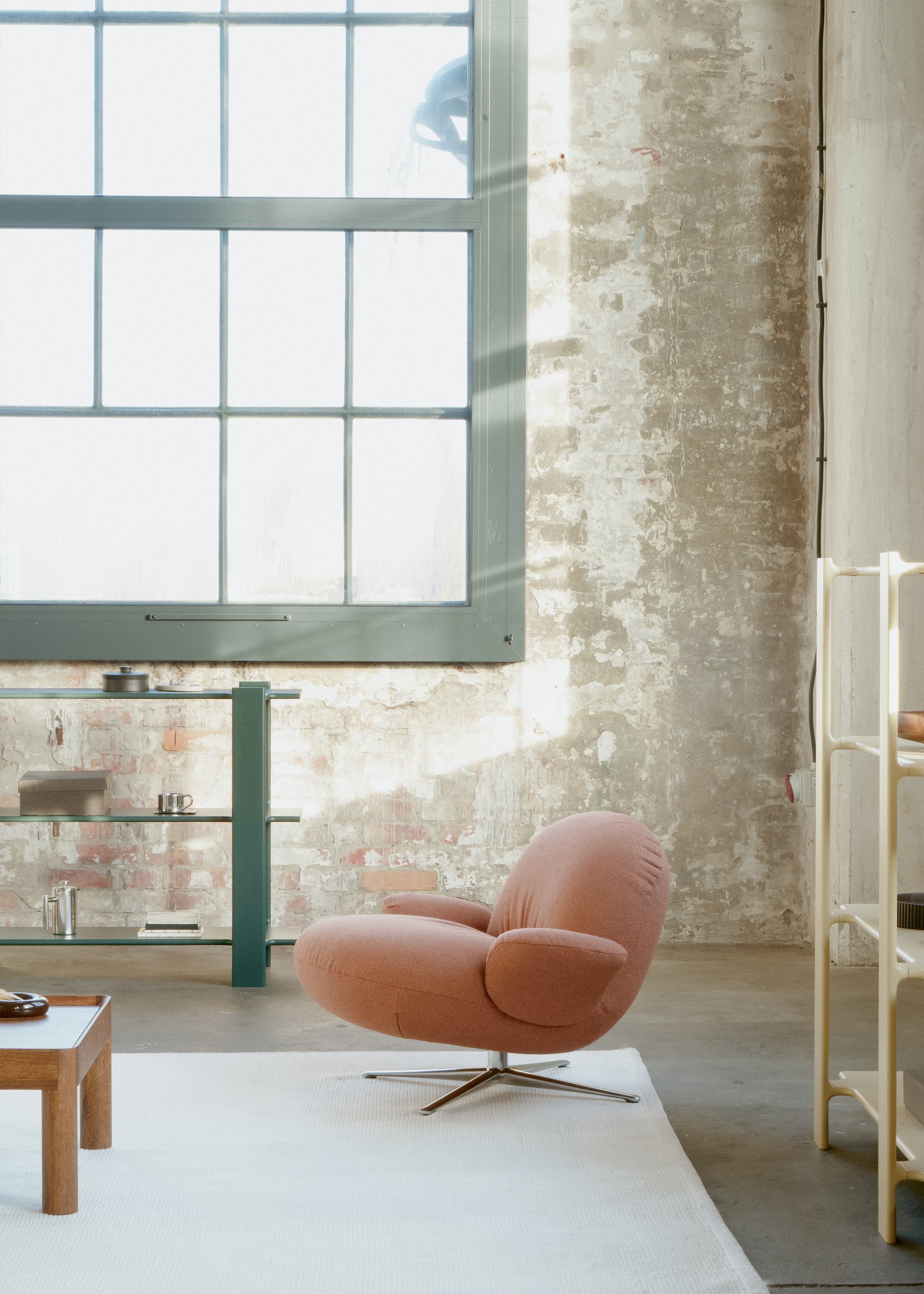 Zwarte BAOZA fauteuil met aluminium basis