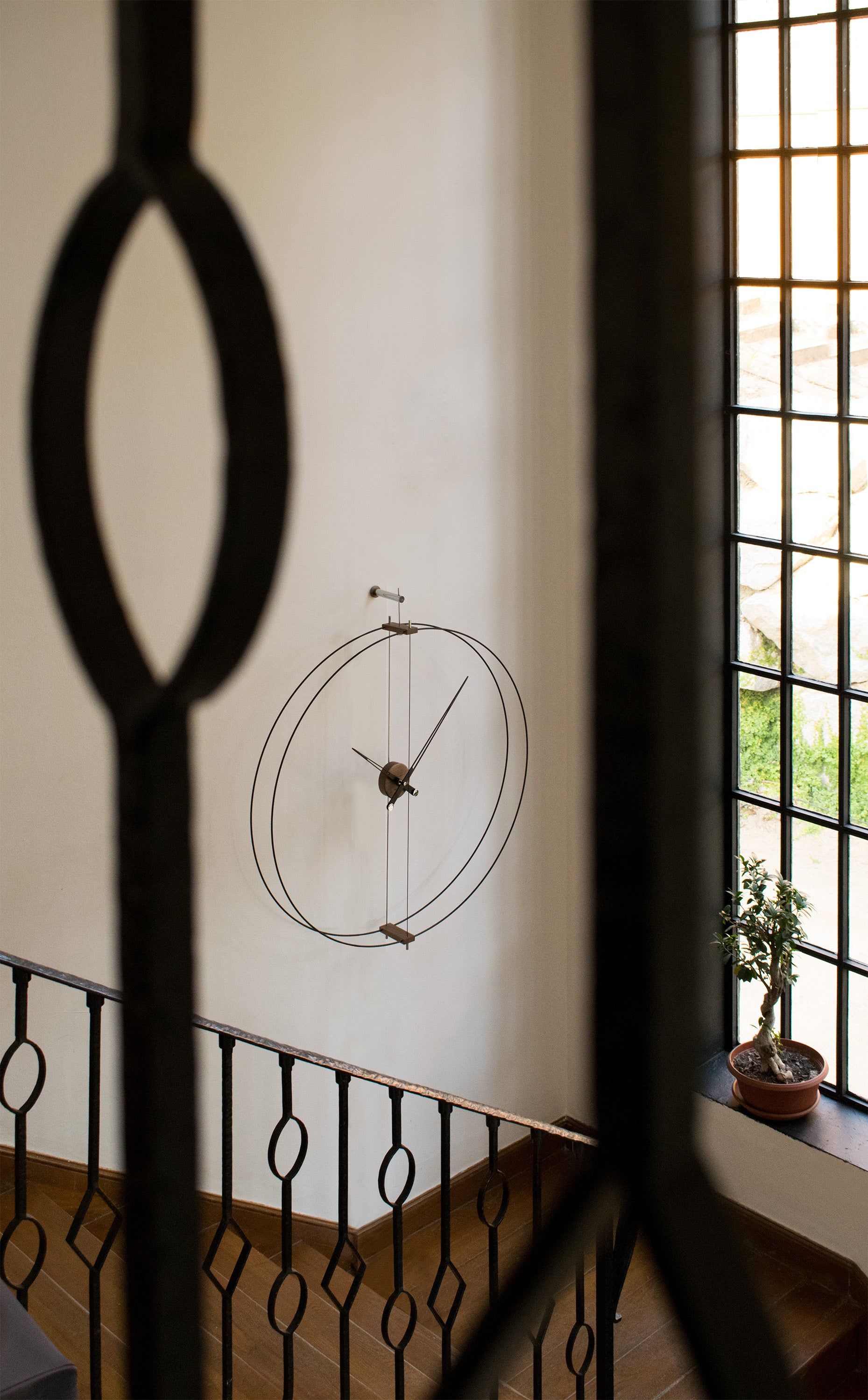 Wandklok BARCELONA notenhout met zwart en zilver