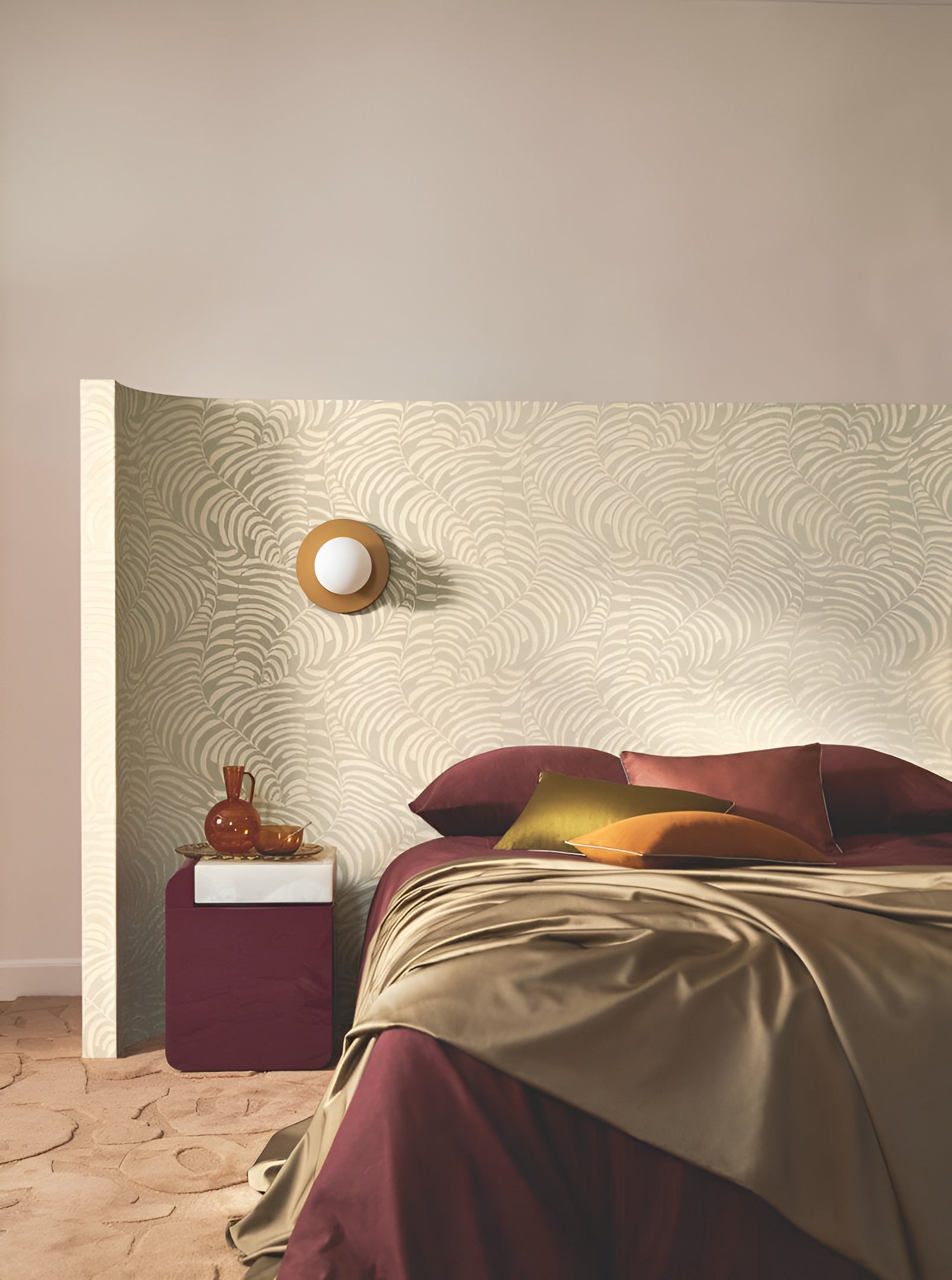 Metallic wallpaper with a fern leaf plant motif NOBILE - SABLE/NACRÉ sandy with pearlescent finish