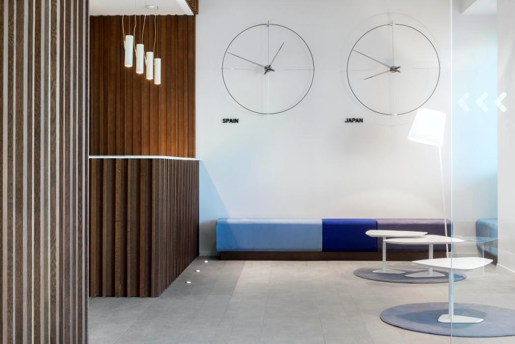 Wandklok BILBAO notenhout met zwart en chroom