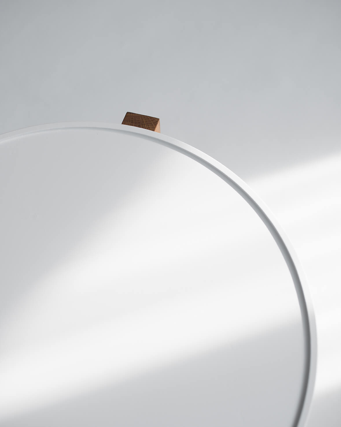 Tisch BONTRI mit weißer Platte und Holzgestell