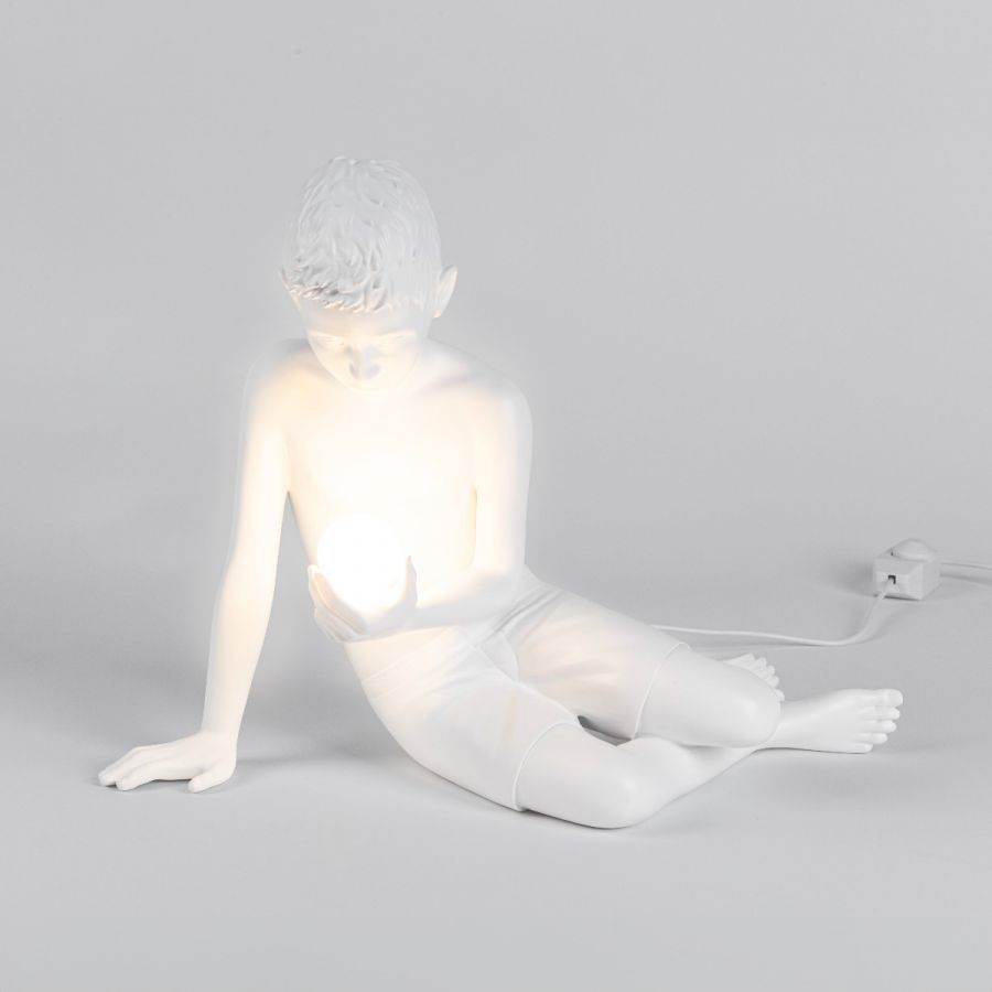 Innere Glühtischlampe - weißer Junge