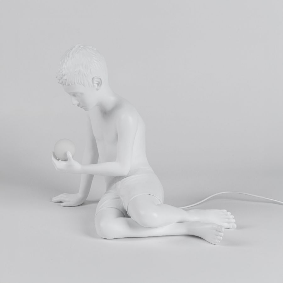 Innere Glühtischlampe - weißer Junge