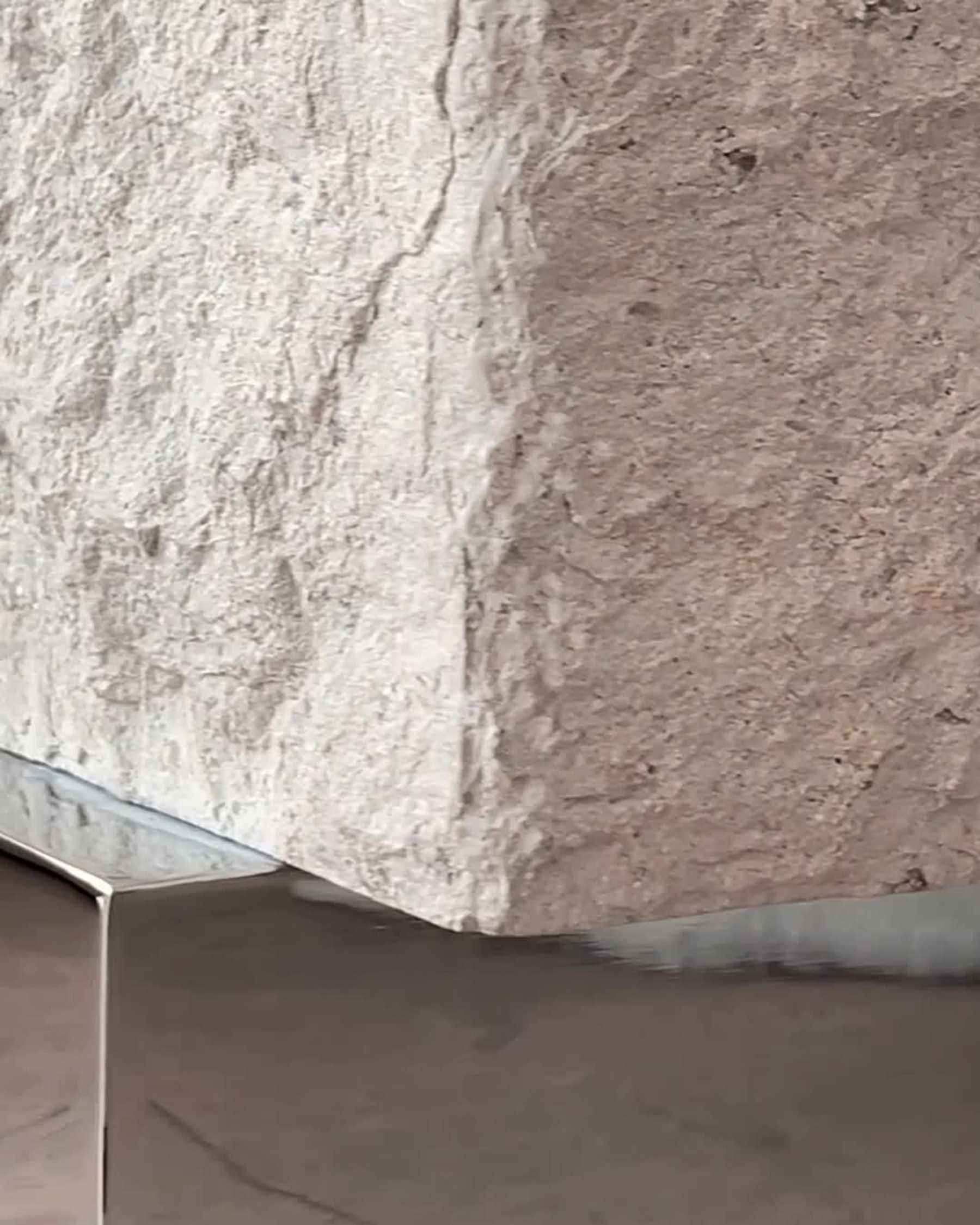 TEMPLE Kalkstein-Couchtisch mit silbernem Fuß