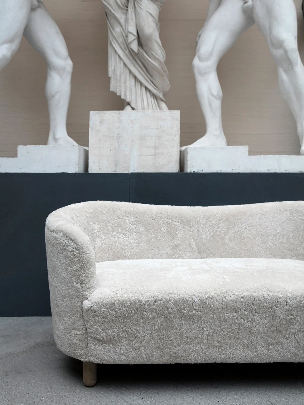 Sofa MINGLE schapenleer met eiken basis